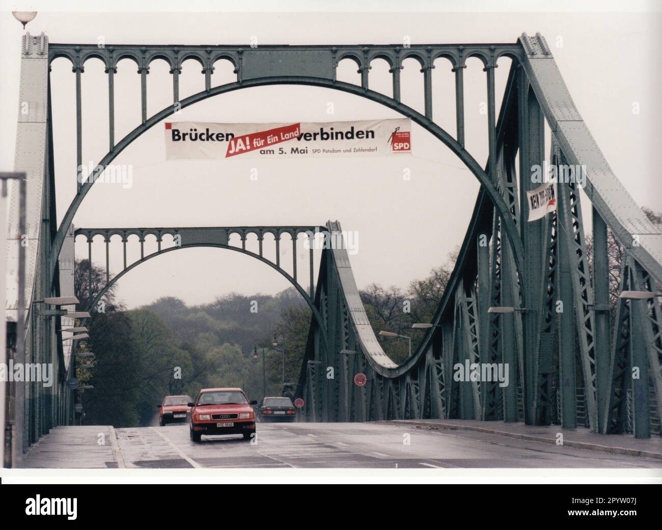 Pro und Kontra auf Werbeplakaten für das Referendum über die staatliche Fusion von Berlin und Brandenburg.Fusion. Referendum.Poster. Voting.SPD. Foto: Peter Sengpiehl, 24.04.1996 [automatisierte Übersetzung] Stockfoto