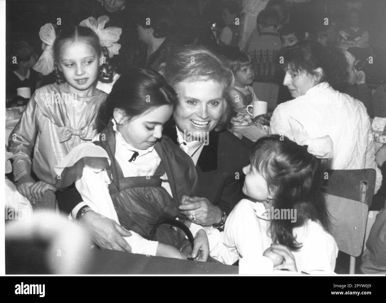 Hannelore Kohl in der sowjetischen Garnison mit deutschen und sowjetischen Kindern auf einer Weihnachtsfeier in Perleberg. Wende/Wendezeit. Foto: MAZ/Michael Hübner, 11.12.1991 [automatisierte Übersetzung] Stockfoto