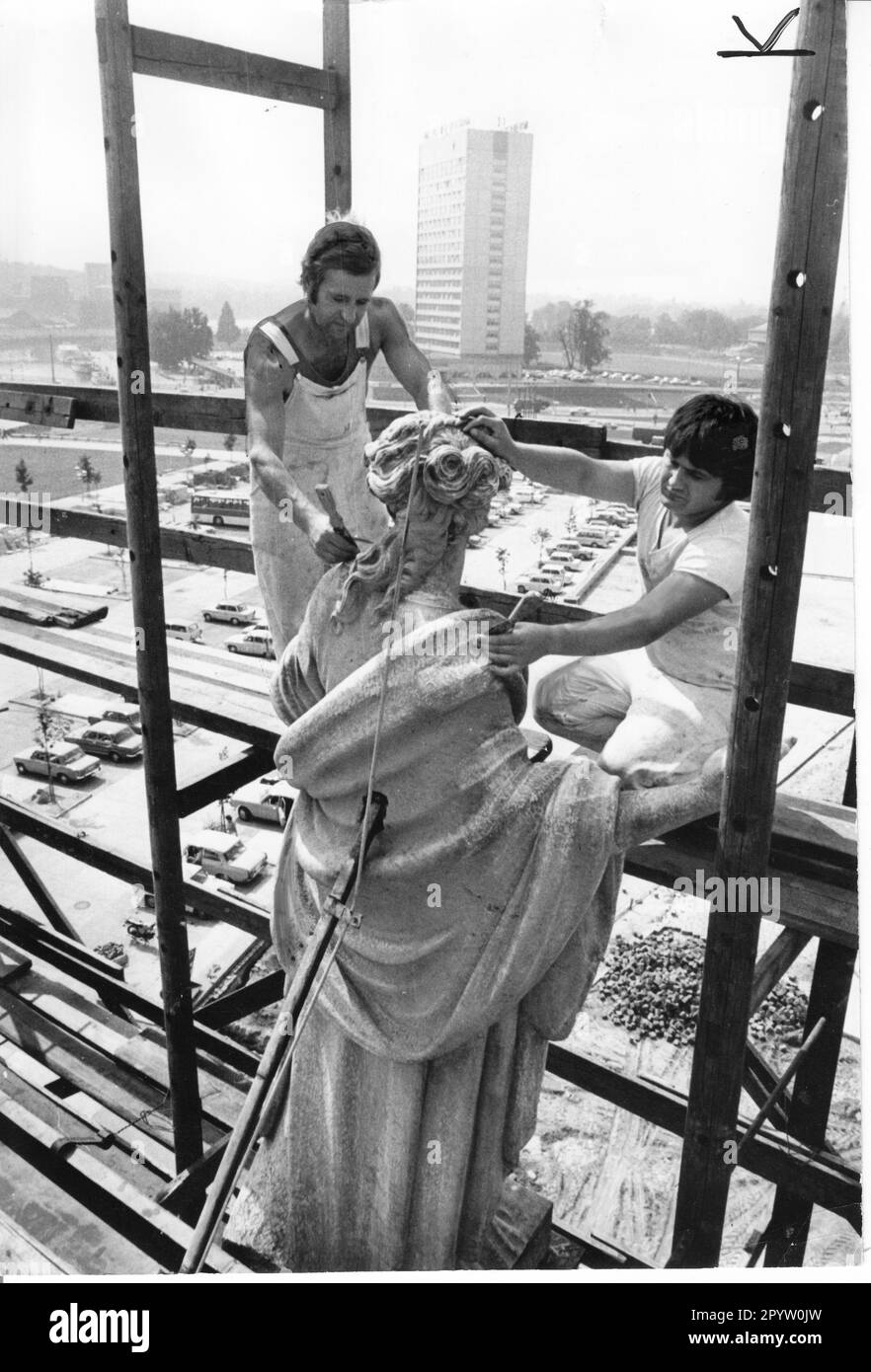 Restauratoren auf dem Dach von Potsdams Hans-Marchwitza-Haus der Kultur (jetzt das Alte Rathaus) reinigen die Skulpturen. Blick auf die Altstadt und das Interhotel. Foto: MAZ/Wolfgang Mallwitz, 17.08.1979 [automatisierte Übersetzung] Stockfoto