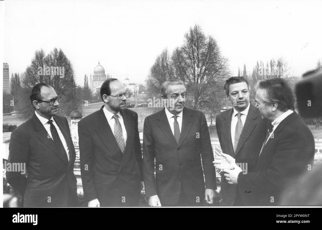 Die Unternehmer des italienischen Stahlkonzerns Emilio und Claudio Riva (3. und 4. von links) bei ihrem ersten Besuch in Potsdam.Wende/Wendezeit. Foto: MAZ/Bernd Gartenschläger, 11.12.1991 [automatisierte Übersetzung] Stockfoto