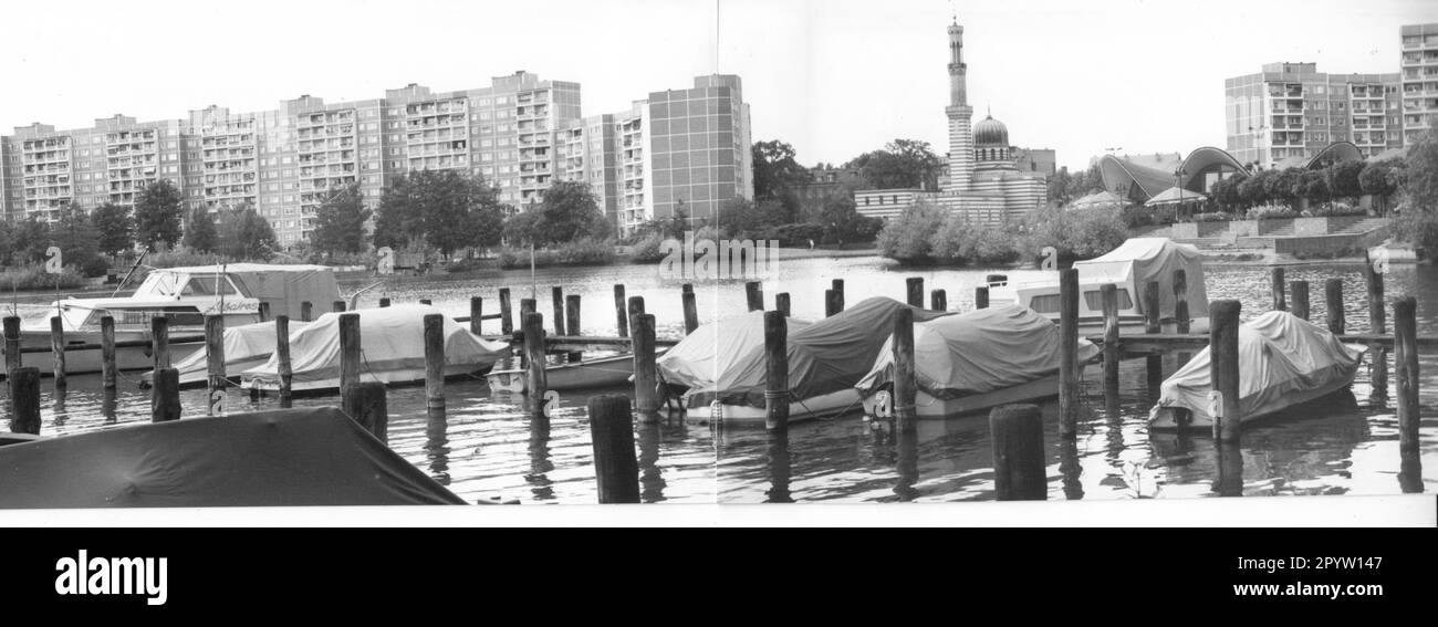 Neustadt Havel Bay mit Booten und Blick auf Hochhäuser und Moschee in der Wilhelm-Külz-Straße (heute Breite Straße). Foto: MAZChristel Köster, Juni 1991 [maschinelle Übersetzung] Stockfoto