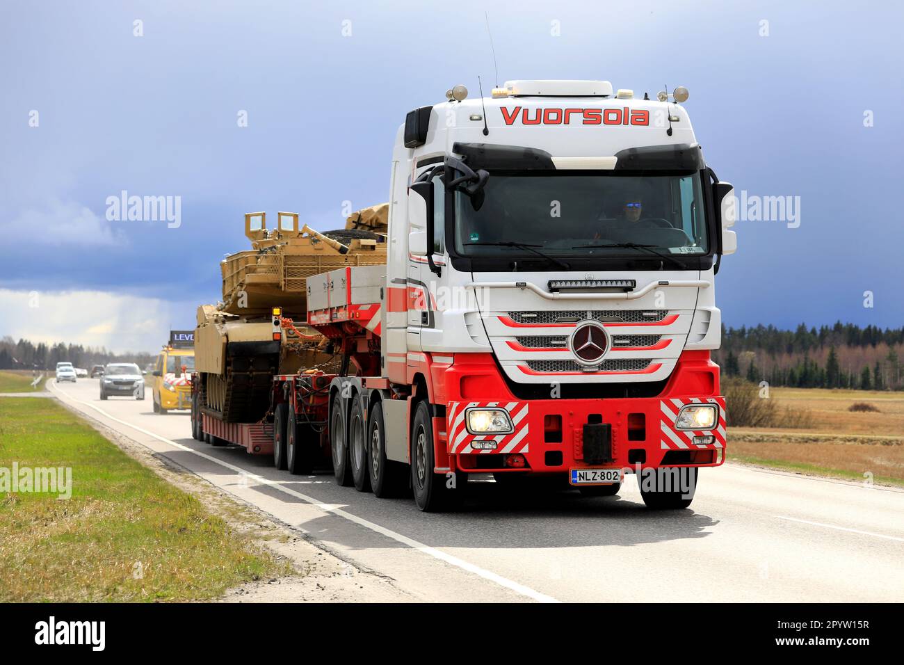 Mercedes-Benz transportiert US Army M1 Abrams Militärpanzer auf Auflieger. Konvoi mit 3 außergewöhnlichen Ladungstransporten. Aura, Finnland. 28. April 2023. Stockfoto