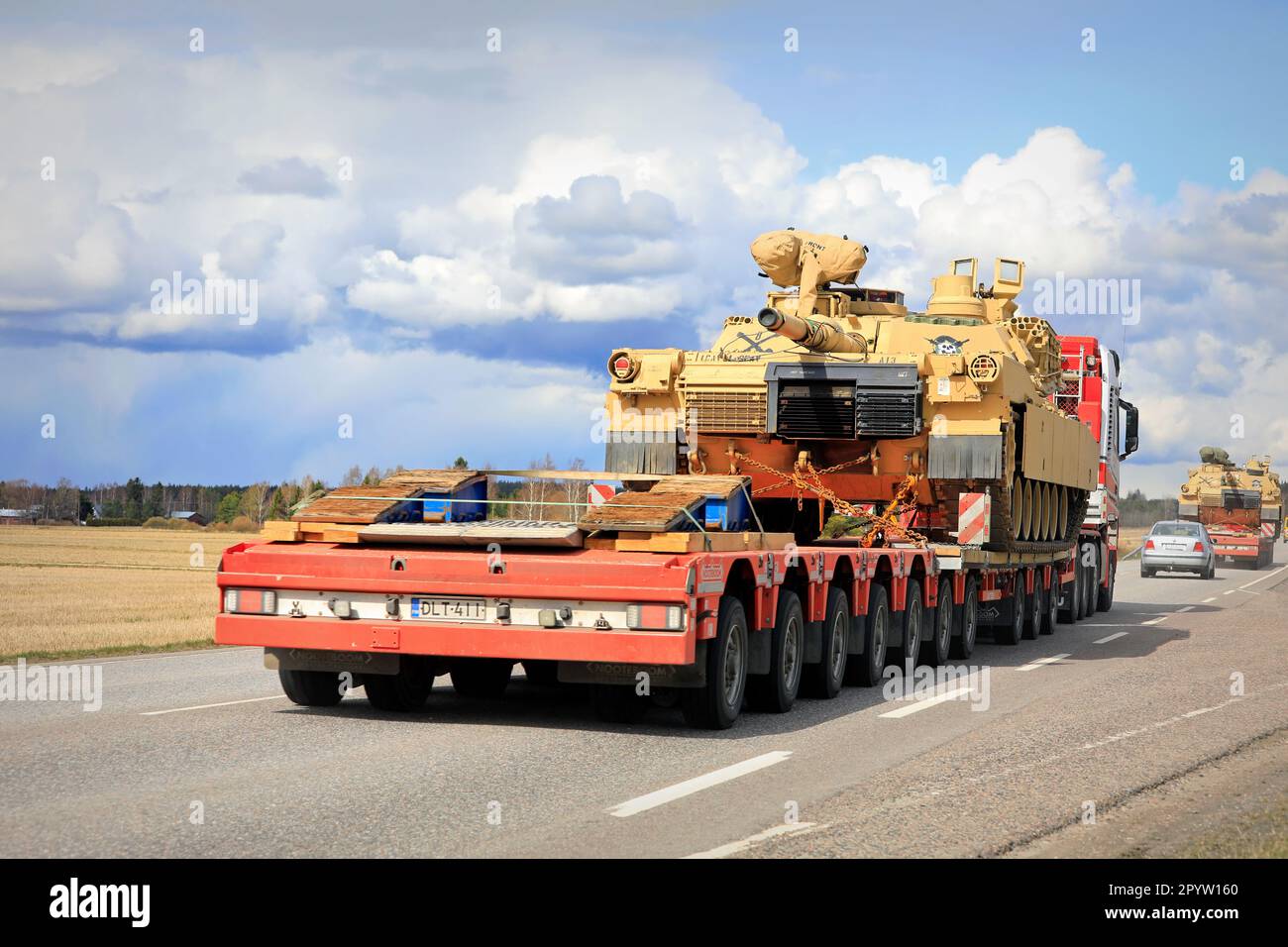 Außergewöhnlicher Ladetransport des Militärpanzers US Army M1 Abrams im Verkehr. Fahrzeugkonvoi mit drei Panzertransporten. Aura, Finnland. 28. April 2023. Stockfoto