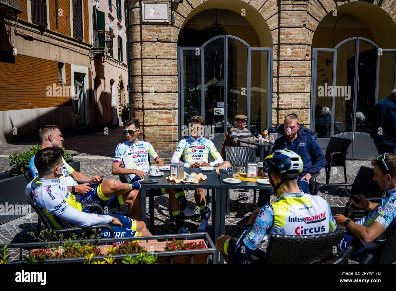 Atri, Italien. 05. Mai 2023. Intermarche-Circus-Wanty-Fahrer trinken Kaffee während der Vorbereitungen vor dem Giro D'Italia-Radrennen 2023 in Atri, Italien, Freitag, den 05. Mai 2023. Das Giro 2023 findet vom 06. Bis 28. Mai 2023 statt. BELGA FOTO JASPER JACOBS Kredit: Belga News Agency/Alamy Live News Stockfoto