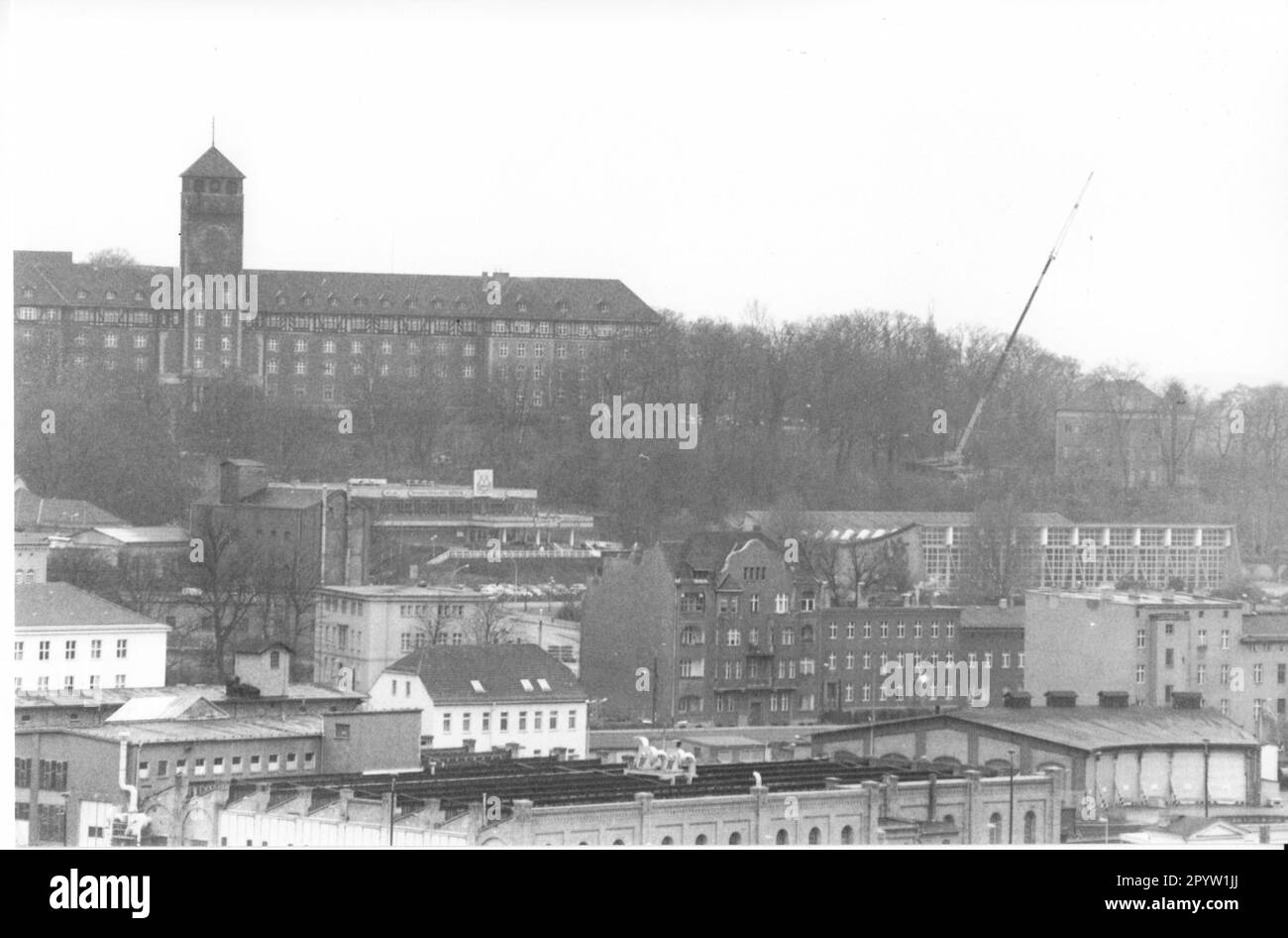 Der Potsdamer Blick auf den Brauhausberg und das Terrassenrestaurant „Minsk“ mit alter Brauerei und Schwimmhalle blickten vom Hochhaus im Mittleren Osten aus. Im Januar 1994 Foto: MAZ/Michael Hübner [automatisierte Übersetzung]“ Stockfoto