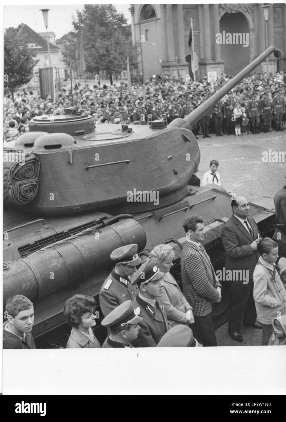 Potsdam 10. September 1961 große Kundgebung für die Opfer des Faschismus auf dem Platz der Nationen mit einem Kampfpanzer Typ T 34 Revolver Foto: MAZ/Leon Schmidtke [automatisierte Übersetzung] Stockfoto