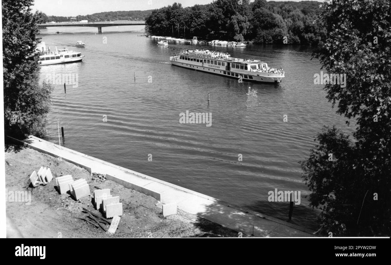 Potsdam Weiße Flotte Tourismusverkehr Schiffshafen Becken Wasser Natur Freizeit Juli 1997 Tiefer See , Bildunterschrift, an diesem Ort zwischen Humboldt-Brücke und der ehemaligen heiliggeistkirche sollte nach dem Willen eines Investors ein schwimmender Steg gebaut werden. Foto, Bau einer Bankstabilisierung am ehemaligen Standort der Heiggeistkirche Foto: MAZ/Christel Köster Stockfoto