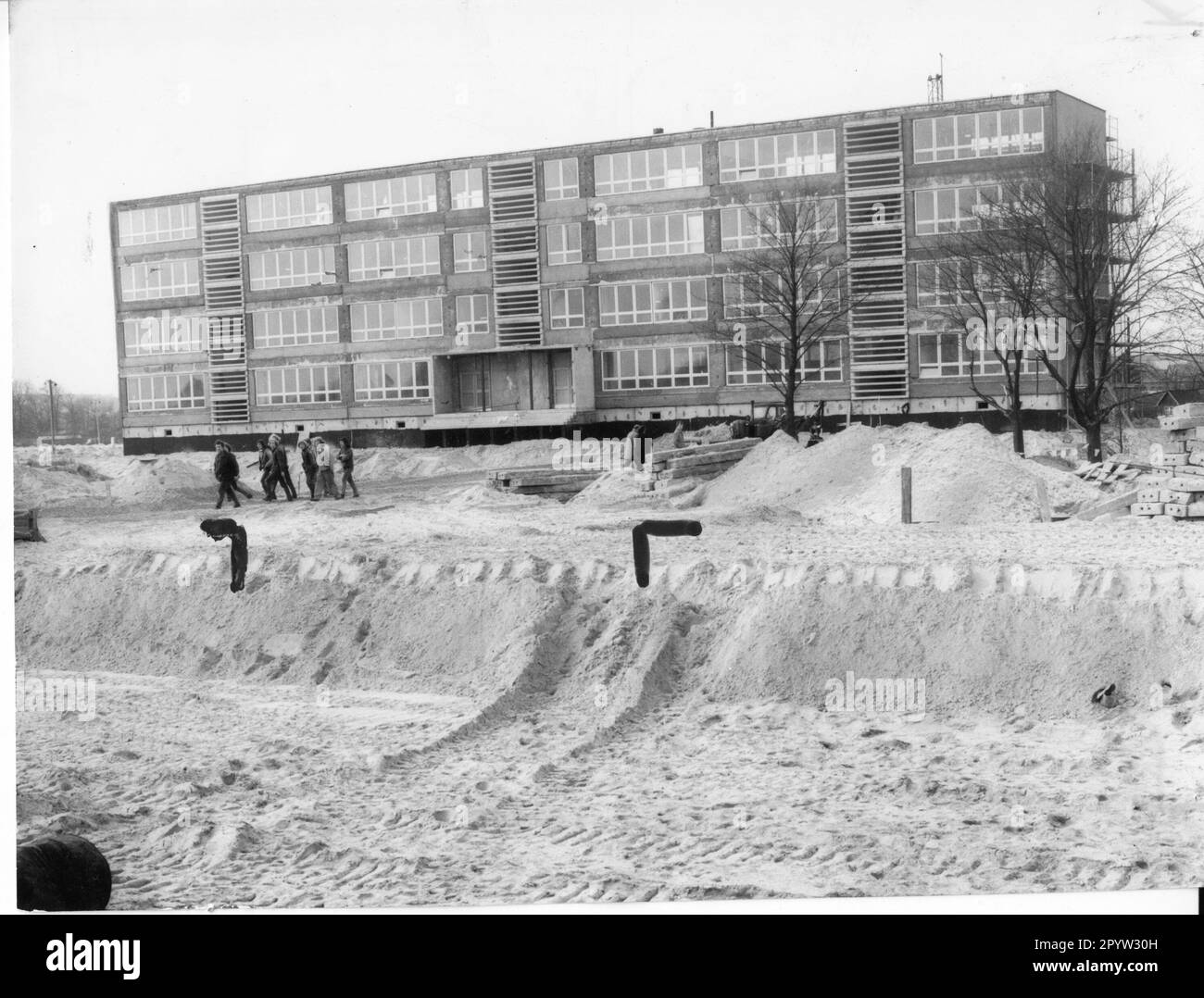 Potsdam Bau im neuen Wohngebiet am Stern Schule und Straßenbau Sand Plattenbauweise Foto: MAZ/Annelies Jentsch [maschinelle Übersetzung] im November 1974 Stockfoto