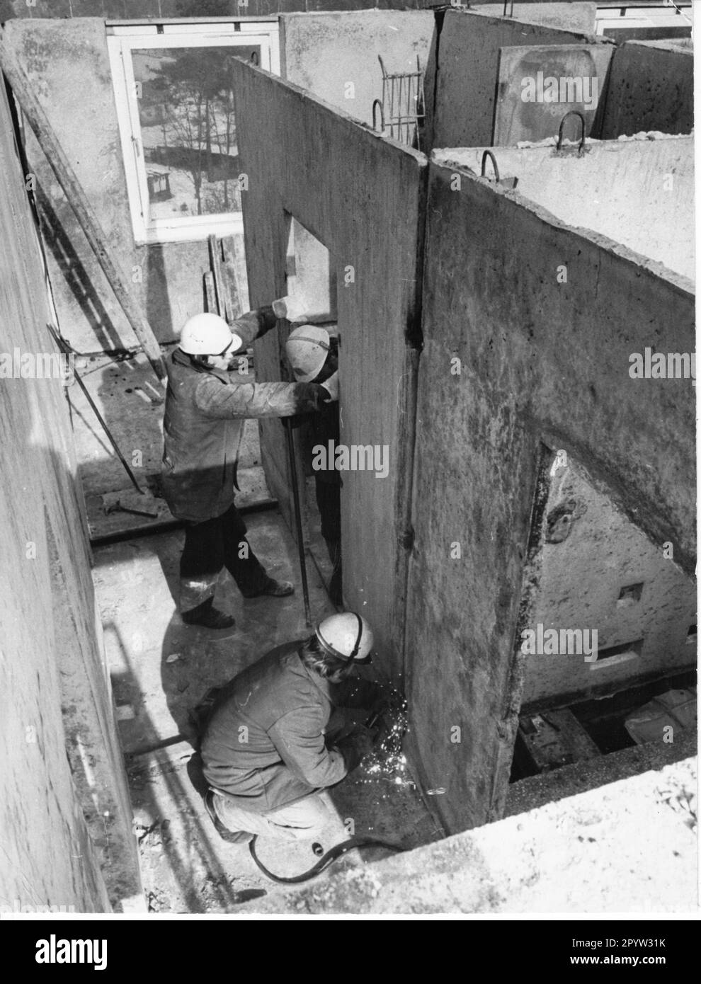 Bauarbeiten/Baustelle für den neuen Gebäudebereich am Stern in Potsdam. Montage der Apartmentblöcke trotz Kälteeinwirkung. DDR. Foto: MAZ/Wolfgang Mallwitz, Februar 1978 [automatisierte Übersetzung] Stockfoto