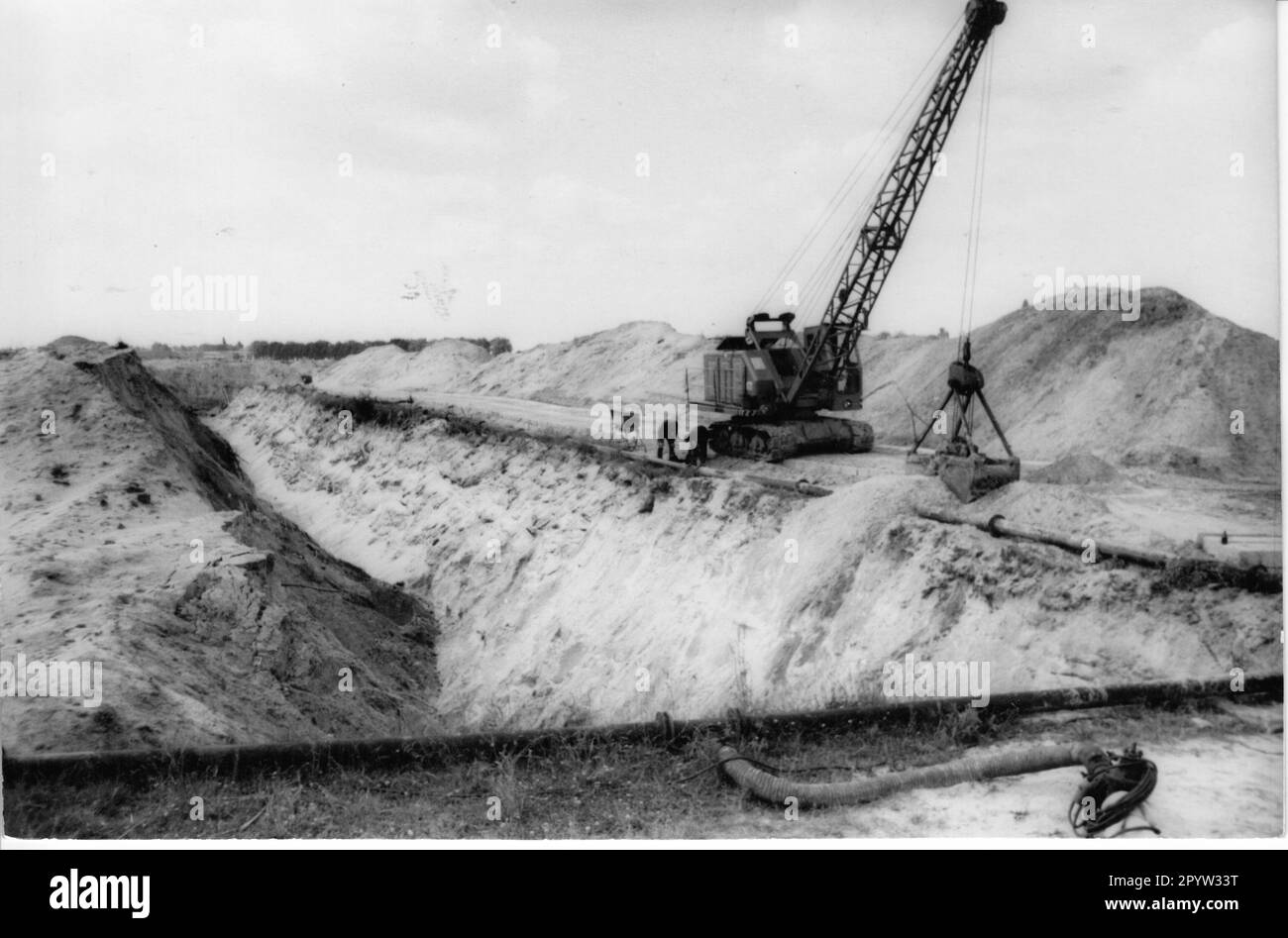 Bauarbeiten/Baustelle des Neubaus am Stern in Potsdam. Dieser Teil der Baustelle am Stern, auf der derzeit Gräben für das Abwassersystem gegraben werden, ähnelt einer Kraterlandschaft. DDR. Foto: MAZ/ Dieter Pein, 70s. [Maschinelle Übersetzung] Stockfoto