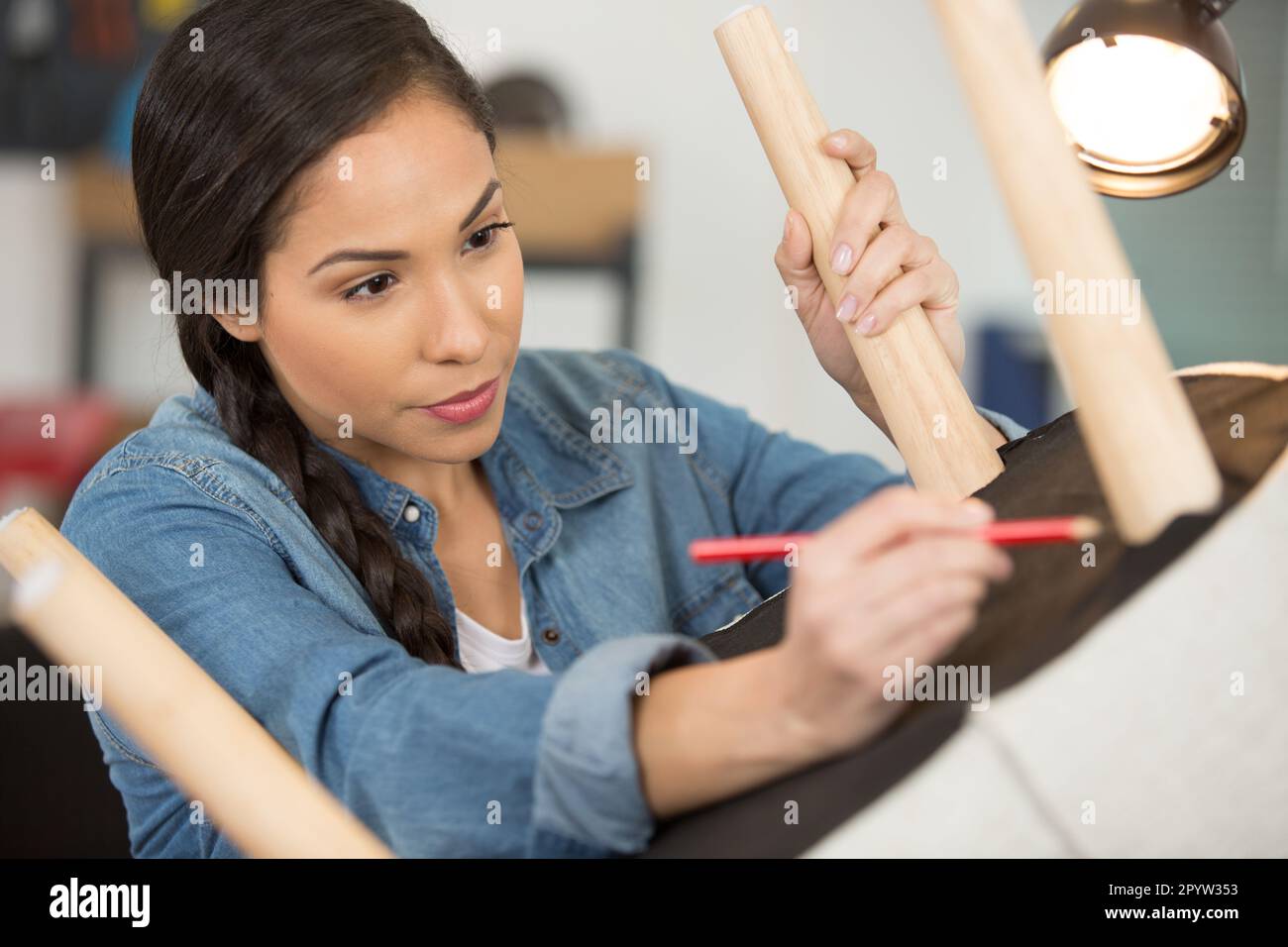 Polsterung womanan Arbeiten in der Werkstatt Stockfoto