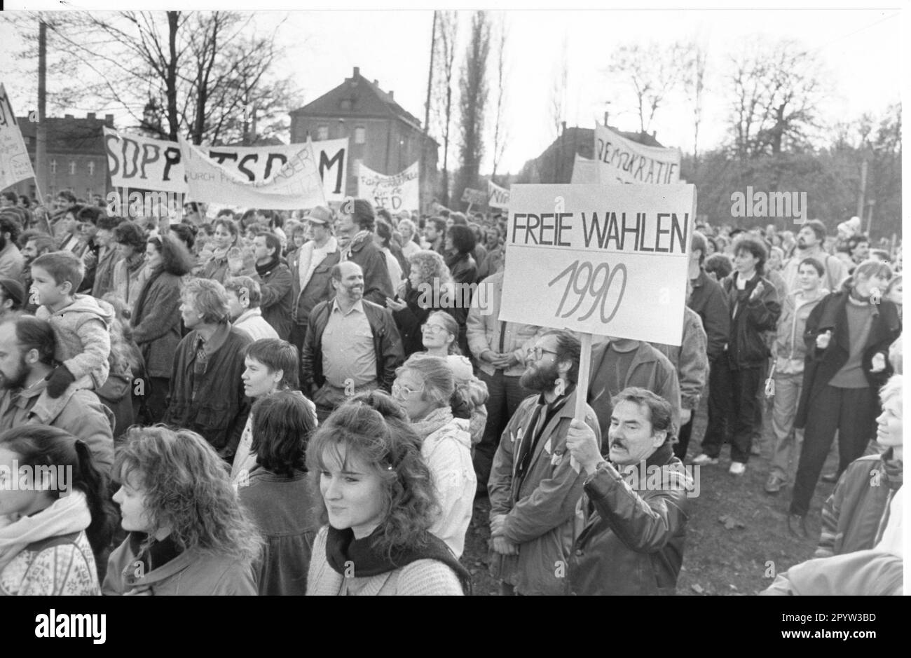 „Potsdam SED Demonstration am 11.11.1989 wird Gegendemonstratoren Poster „SPD what else“ „Free elections“ „Turnaround time Turbulate DDR Photo: MAZ/Michael Hübner [automatisierte Übersetzung]“ Stockfoto