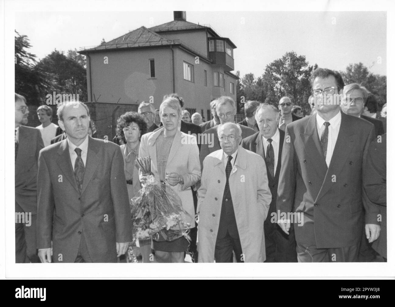 Am 26. September 1992 zündeten Neonazis eine jüdische Baracke an der Gedenkstätte des ehemaligen Konzentrationslagers Sachsenhausen an. Besuch nach dem Brandanschlag in Sachsenhausen von Ignatz Bubis (m. Back), Zentralrat der Juden, Alwin Ziel(l), Innenminister Brandenburgs und Klaus Kinkel(r), Bundesaußenminister. Foto: MAZ/Robert Roeske, 29.09.1992 [automatisierte Übersetzung] Stockfoto