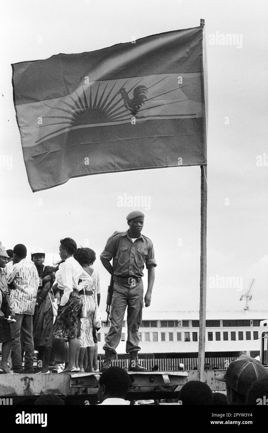 Angola, Luanda, 04.04.1992 Archiv: 33-14-20 UNITA-Wahlkampagne Foto: Soldat vor UNITA-Flagge [automatisierte Übersetzung] Stockfoto
