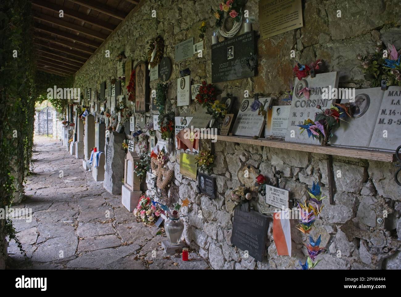 Ebensee, Österreich - 24. April 2023: Ebensee war ein Unterlager des Konzentrationslagers Mauthausen, das von der SS errichtet wurde, um Tunnel für die Lagerung von Rüstungsgütern zu bauen Stockfoto