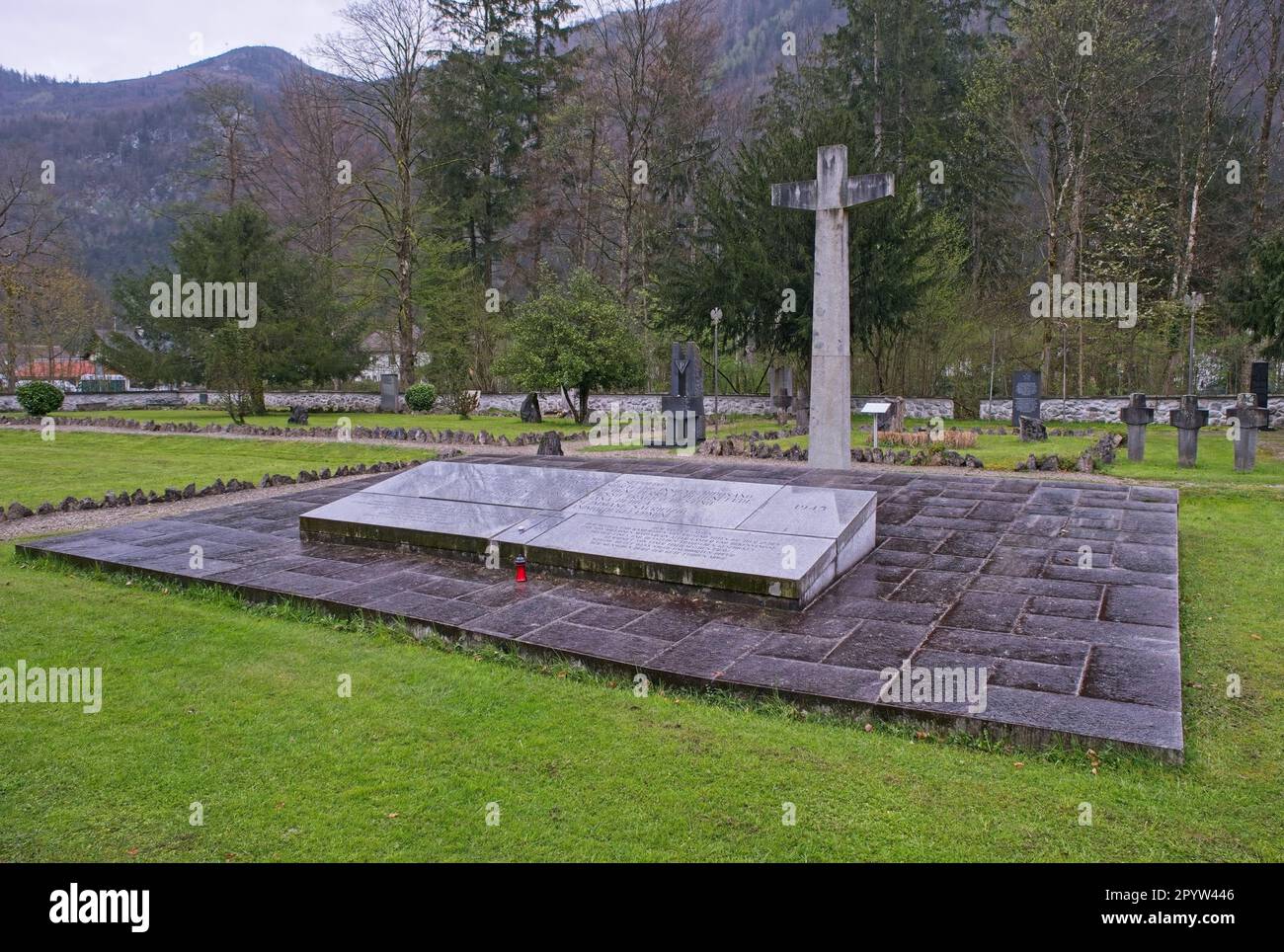 Ebensee, Österreich - 24. April 2023: Ebensee war ein Unterlager des Konzentrationslagers Mauthausen, das von der SS errichtet wurde, um Tunnel für die Lagerung von Rüstungsgütern zu bauen Stockfoto