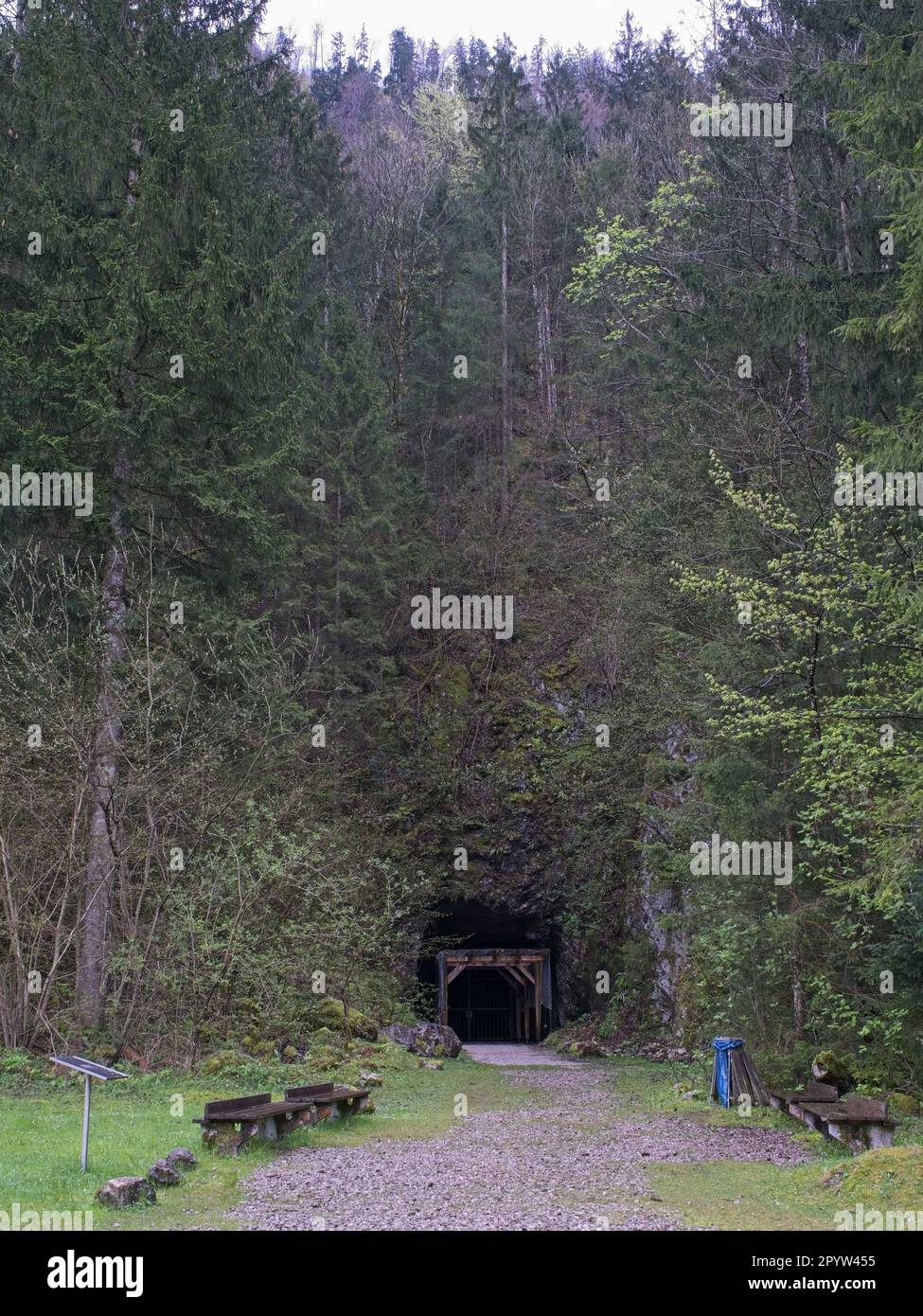 Ebensee, Österreich - 24. April 2023: Ebensee war ein Unterlager des Konzentrationslagers Mauthausen, das von der SS errichtet wurde, um Tunnel für die Lagerung von Rüstungsgütern zu bauen Stockfoto