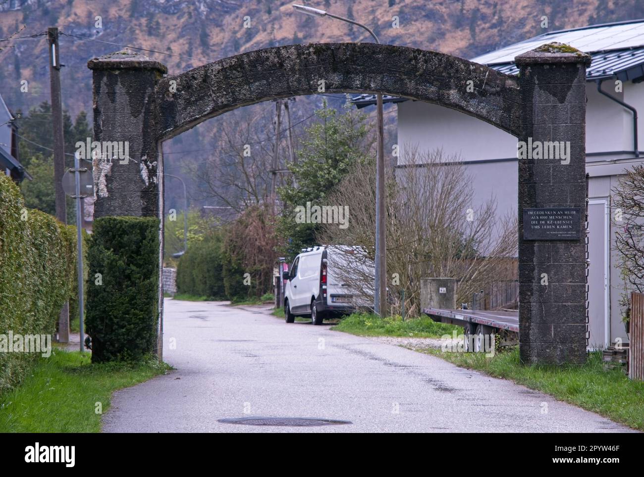 Ebensee, Österreich - 24. April 2023: Ebensee war ein Unterlager des Konzentrationslagers Mauthausen, das von der SS errichtet wurde, um Tunnel für die Lagerung von Rüstungsgütern zu bauen Stockfoto