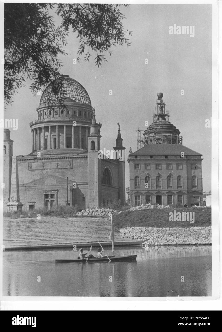 St. Nicholas Kirche und Altes Rathaus am Ufer des Havel mit einem Kanu. Foto: MAZ/Herbert Dörries, 04.10.1956 [automatisierte Übersetzung] Stockfoto