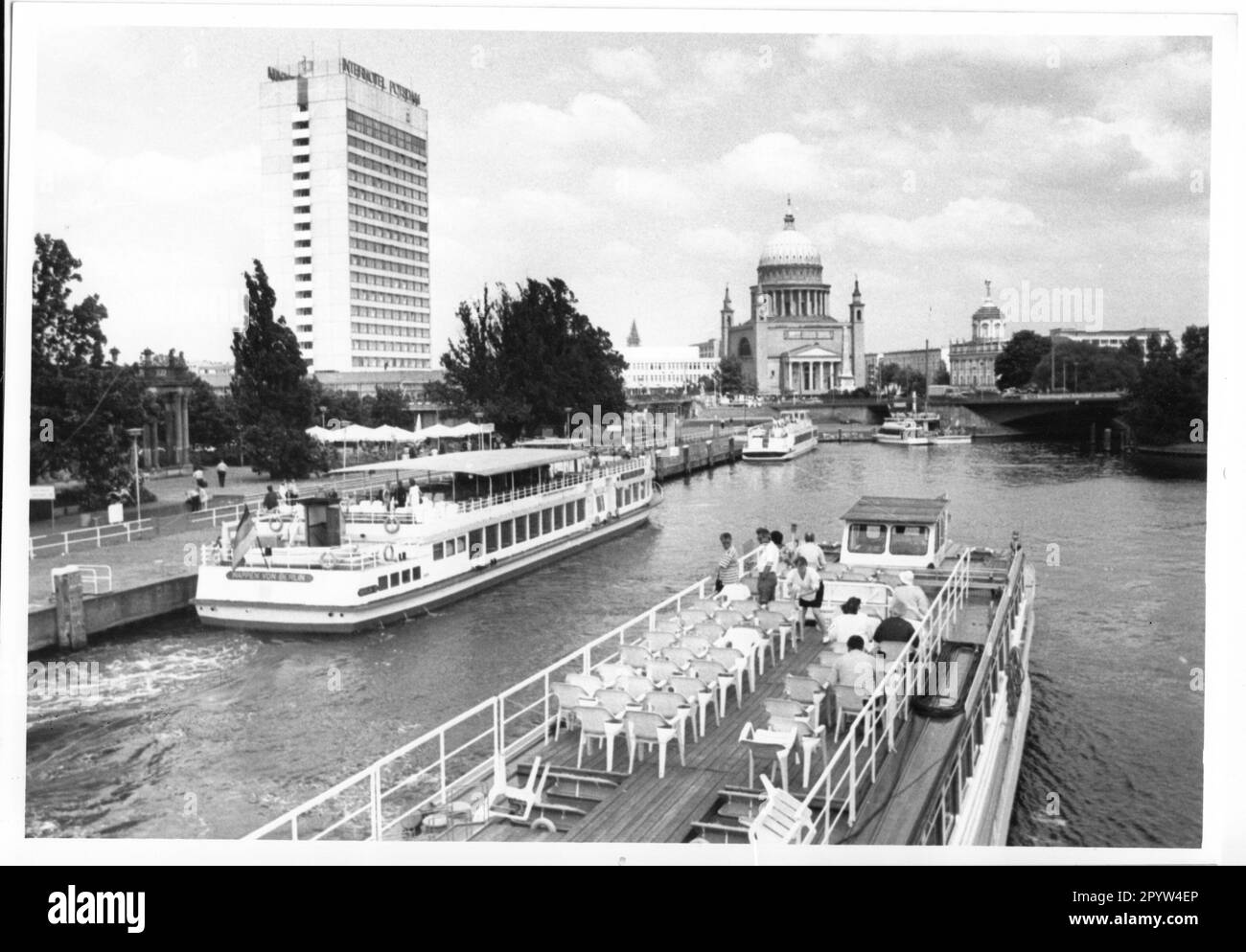 Interhotel Mercure Nikolaikirche im Hafen von Potsdam White Fleet im Juni 1992. Schiffsfoto: MAZ/Christel Köster [maschinelle Übersetzung] Stockfoto