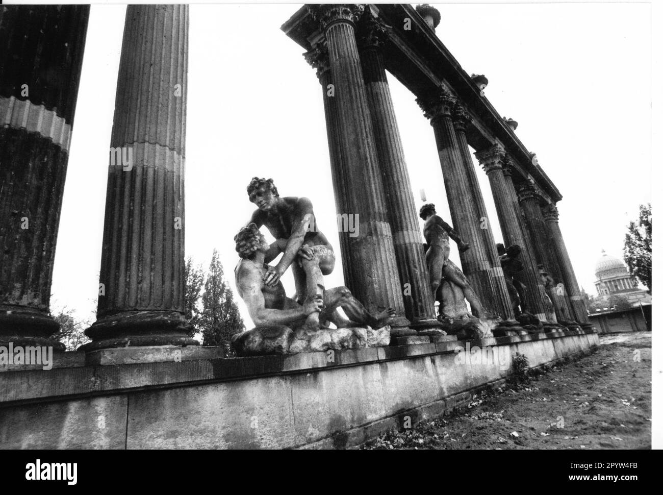 Potsdamer Kolonaden des ehemaligen Stadtpalastes wurden auf den Säulen der Hafenfiguren gebaut neptun-Becken neptun-Brunnen 1999. Foto: MAZ/ [maschinelle Übersetzung] Stockfoto