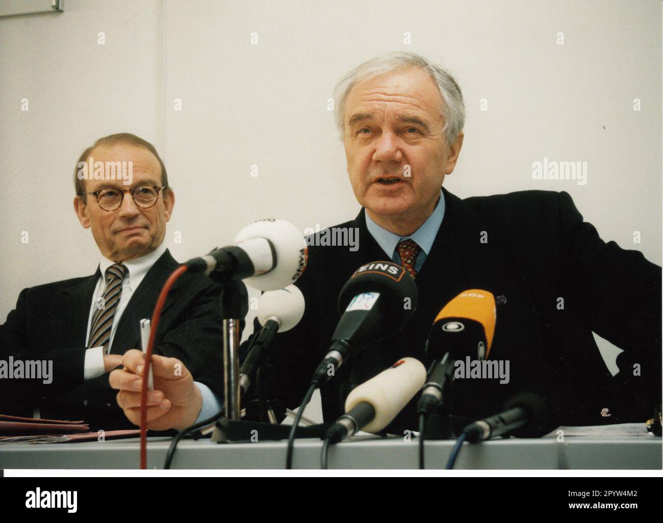 Pressekonferenz über Sicherheit im Brandenburger Gefängnis nach Fluchtversuch. Ministerpräsident Manfred Stolpe (r.) Und Justizminister Hans-Otto Bräutigam. Gefängnis. Ausbruch. Innere Sicherheit. Foto: MAZ/Renee Rohr, 1999 [automatisierte Übersetzung] Stockfoto