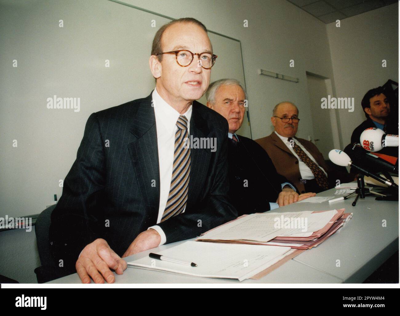 Pressekonferenz über Sicherheit im Brandenburger Gefängnis nach Fluchtversuch. Ministerpräsident Manfred Stolpe (2. von links) und Justizminister Hans-Otto Bräutigam (1. von links). Gefängnis. Flucht. Innere Sicherheit. Foto: MAZ/Renee Rohr, 1999 [automatisierte Übersetzung] Stockfoto