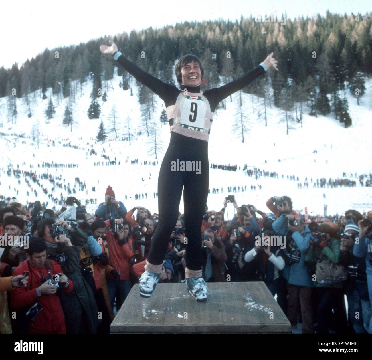 Winterolympiade in Innsbruck 1976. Rosi Mittermaier (Deut.) Zum wohl nach ihrem Sieg beim Abwärtsrennen am 13. Februar 1976. [Maschinelle Übersetzung] Stockfoto