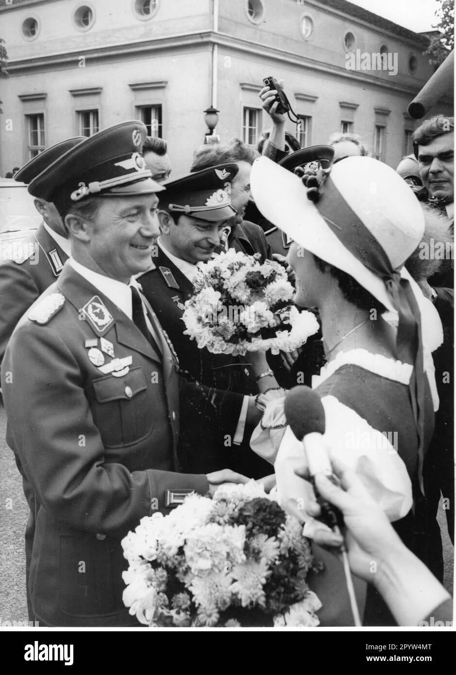 Wir begrüßen die Kosmonauten in Potsdam. Der Raumfahrer Siegmund Jähn (vorne) wird mit Blumen begrüßt. Astronauten/Raumfahrer. Foto: MAZ/Dieter Pein, ca. 1983 [automatisierte Übersetzung] Stockfoto