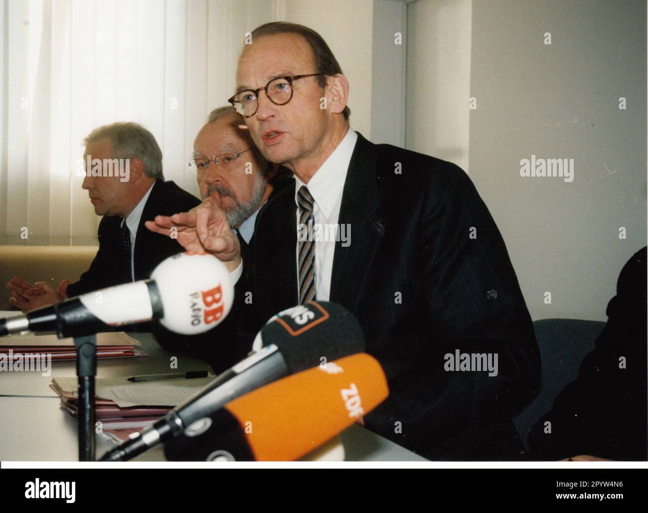 Pressekonferenz über Sicherheit im Brandenburger Gefängnis nach Fluchtversuch. Justizminister Hans-Otto Bräutigam. Gefängnis. Ausbruch. Innere Sicherheit. Foto: MAZ/Renee Rohr, 1999 [automatisierte Übersetzung] Stockfoto