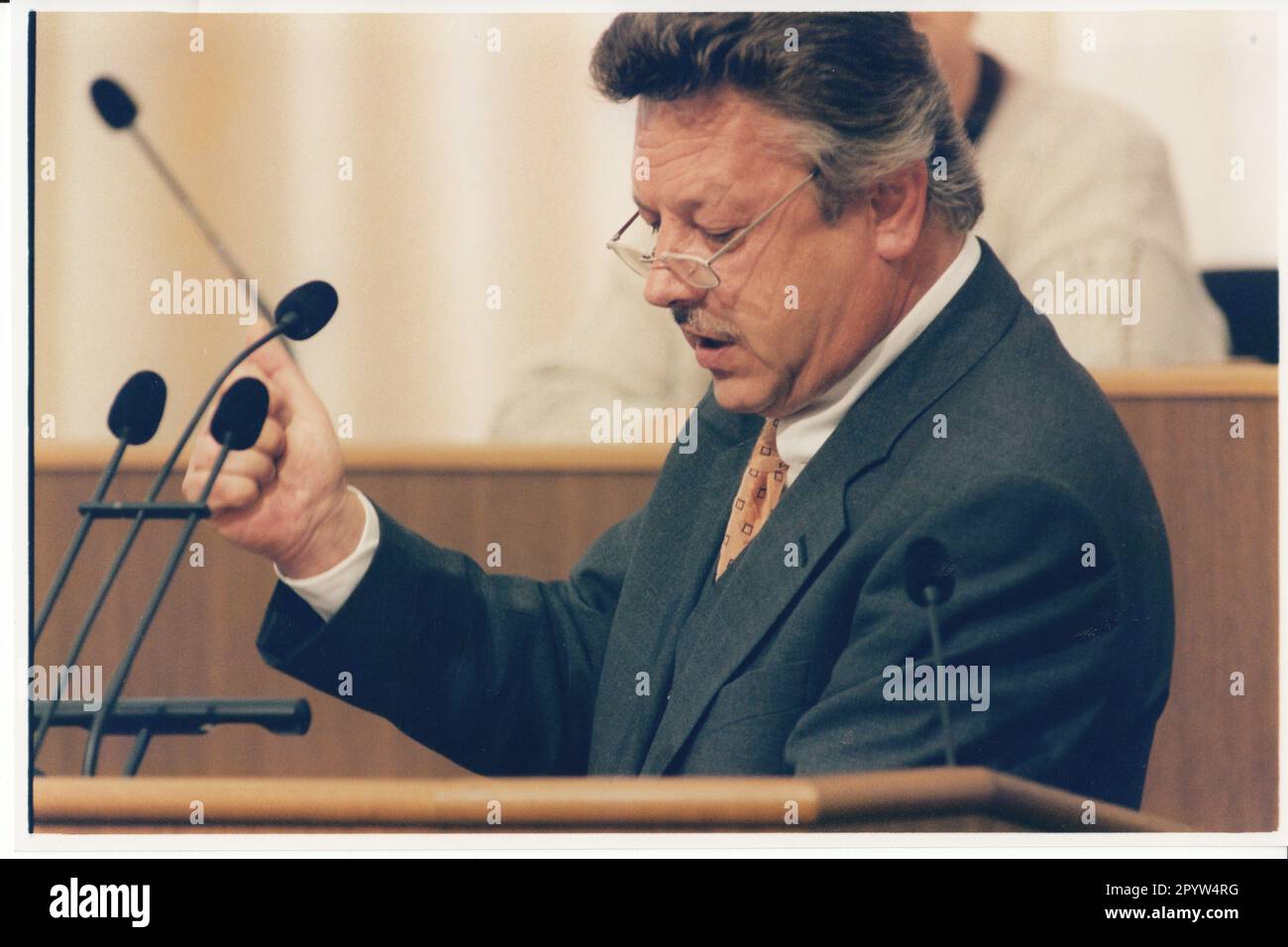 Wolfgang Hackel (CDU) zum Thema Haushalt 1997 am Rednerpult im Potsdamer landesparlament. Party. Staatspolitik. Foto: MAZ/Peter Sengpiehl, 1996 [automatisierte Übersetzung] Stockfoto