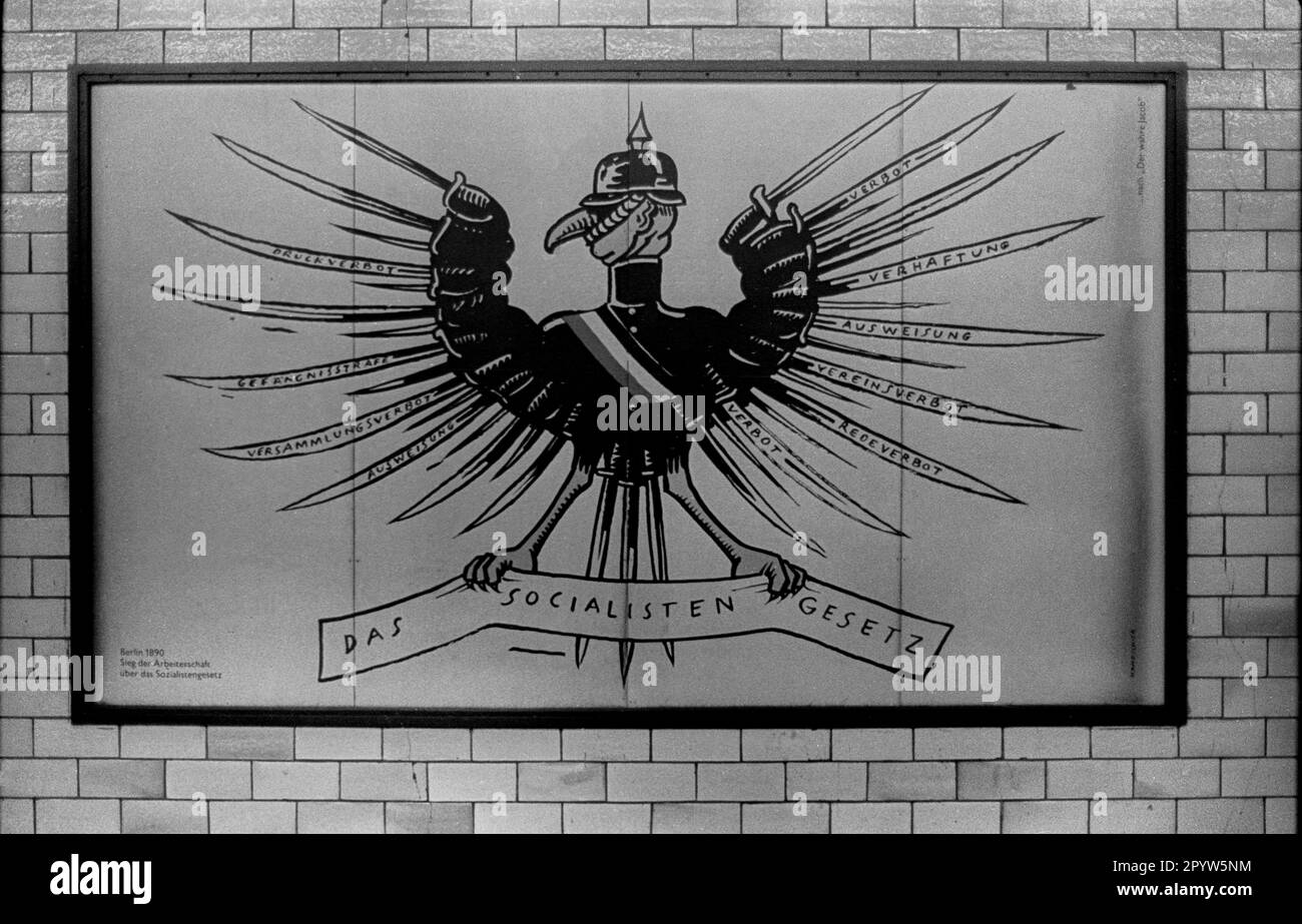DDR, Berlin, 13,3.1988, Plaque mit preußischem Adler in der U-Bahn-Station Samariterstraße, Sozialistisches Gesetz, [automatisierte Übersetzung] Stockfoto