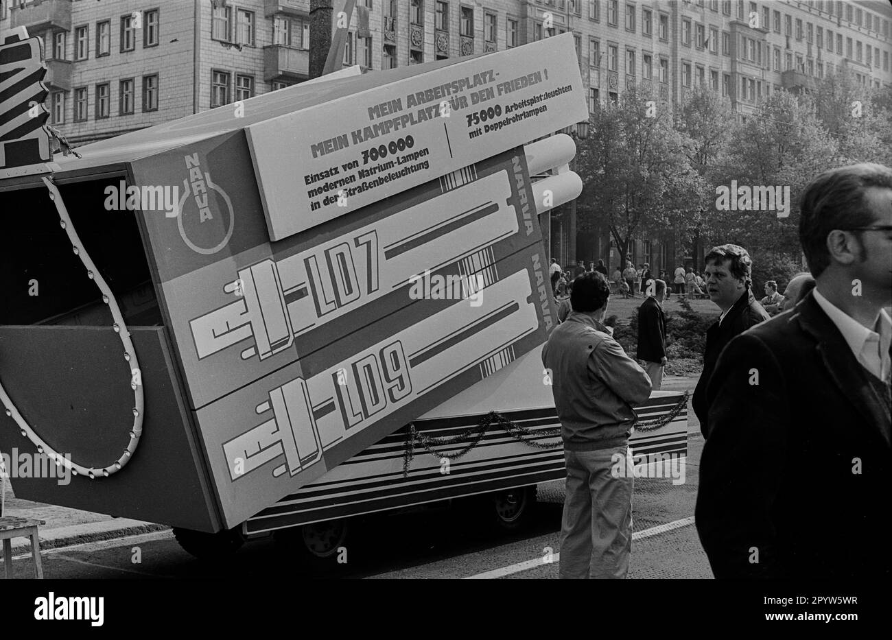 DDR, Berlin, 01.05.1988, 1. Mai-Demonstration in der Karl-Marx-Allee, Narva: Mein Arbeitsplatz - Mein Kampfplatz für den Frieden, Stockfoto