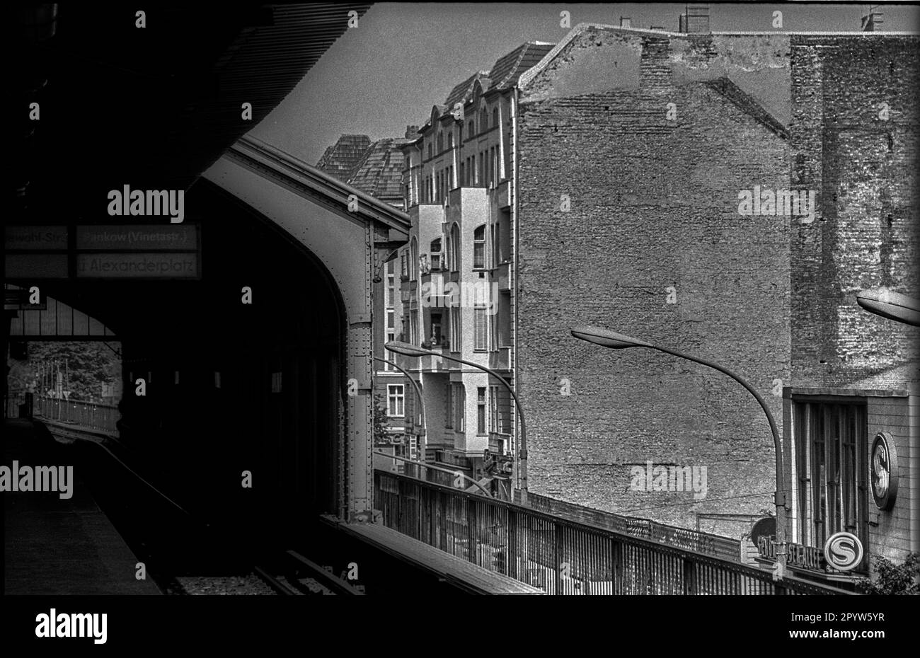 DDR, Berlin, 03.09.1988, U-Bahn-Station Schönhauser Allee, Bahnsteig, Blick auf den Eingang der S-Bahn-Station Schönhauser Allee, Giebles, Wohngebäude [maschinelle Übersetzung] Stockfoto