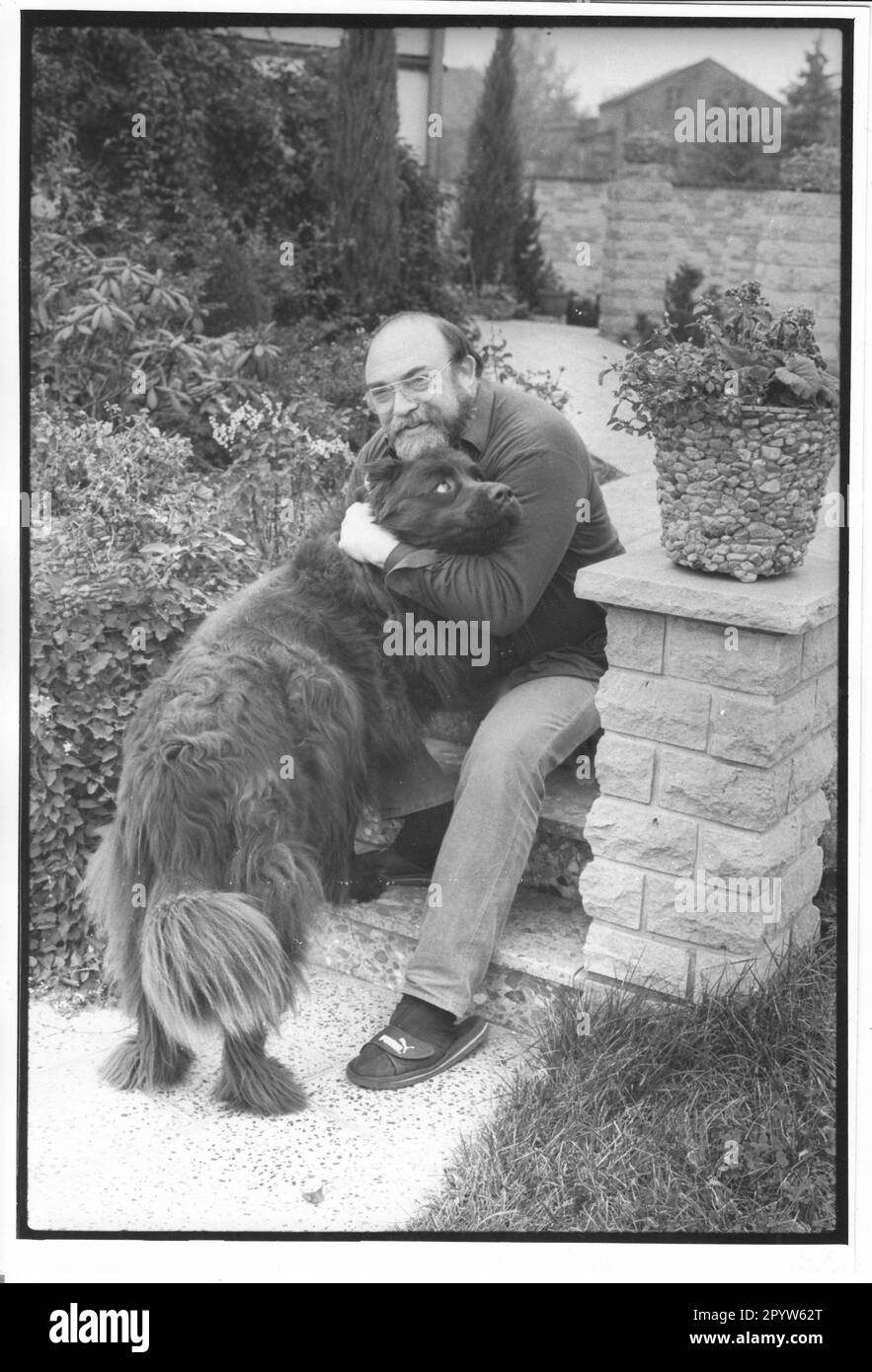 Der Schauspieler, Synchronsprecher und Sänger Wolfgang Dehler mit Hund