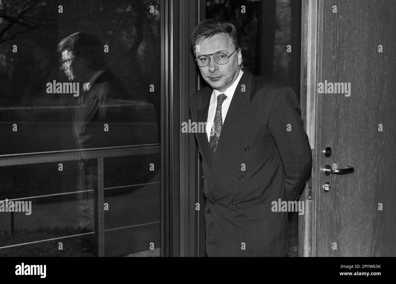 Deutschland, Bonn, 02/05/1992. Archivieren. 31.-71-03. Tagung des Bundeskabinetts: Rainer Ortleb, Bundesminister für Bildung. [Maschinelle Übersetzung] Stockfoto