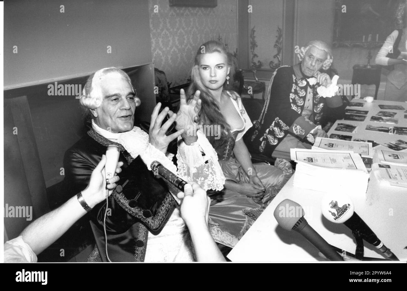 „Break in Shooting the international TV Co-production ''Catherine the Great'' in Babelsberg. Omar Sharif (l.) und Verronika Ferres im Gespräch mit Journalisten. Foto:MAZ/Peter Sengpiehl [automatisierte Übersetzung]' Stockfoto