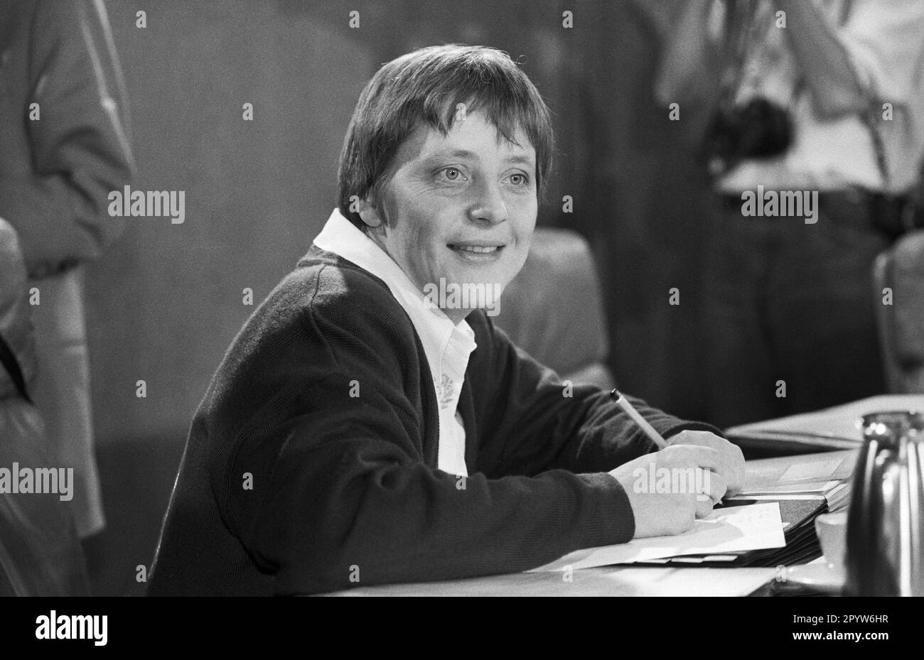 Deutschland, Bonn, 04.12.1991. Archiv: Kabinettssitzung 30-48-11 Foto: Angela Merkel, Bundesministerium für Frauen und Jugend. [Maschinelle Übersetzung] Stockfoto