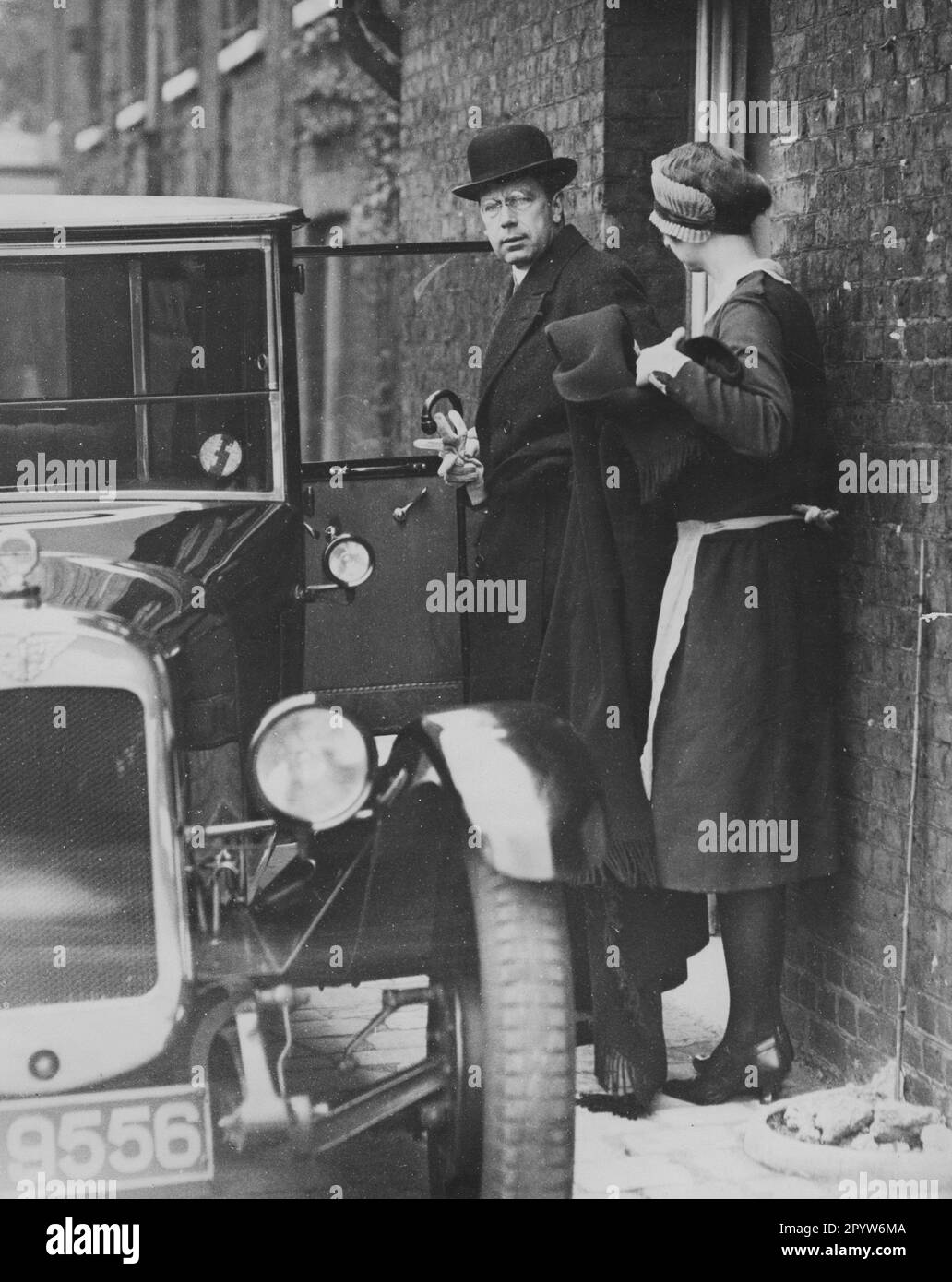 Der schwedische Kronprinz Gustav Adolf (als König Gustav VI Adolf) verlässt den Kensington-Palast während eines kurzen Aufenthalts in London. [Maschinelle Übersetzung] Stockfoto