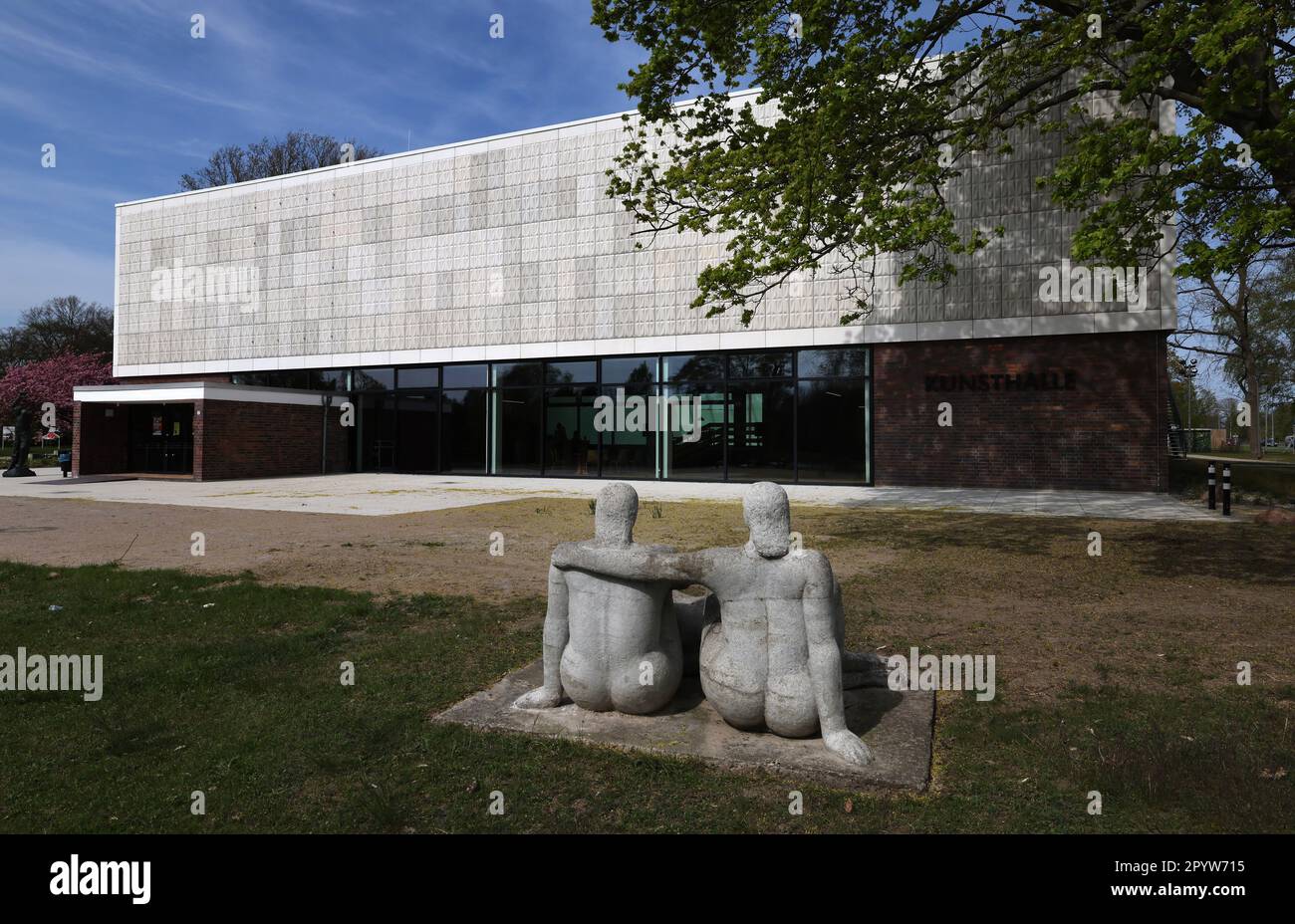 Rostock, Deutschland. 05. Mai 2023. Die Kunsthalle Rostock nach Abschluss der Renovierung im Vordergrund die Skulptur „Bellevue“ von Eric Poulsen (1979, Beton). Die Kunsthalle wird während einer Pressetour präsentiert. Die Renovierung des Gebäudes begann Ende 2020 und war mit 10,1 Millionen Euro deutlich teurer als die ursprünglich geschätzten 8,4 Millionen Euro. Die im Mai 1969 eröffnete Kunsthalle war das einzige neue Gebäude eines Kunstmuseums in der DDR. Kredit: Bernd Wüstneck/dpa/Alamy Live News Stockfoto