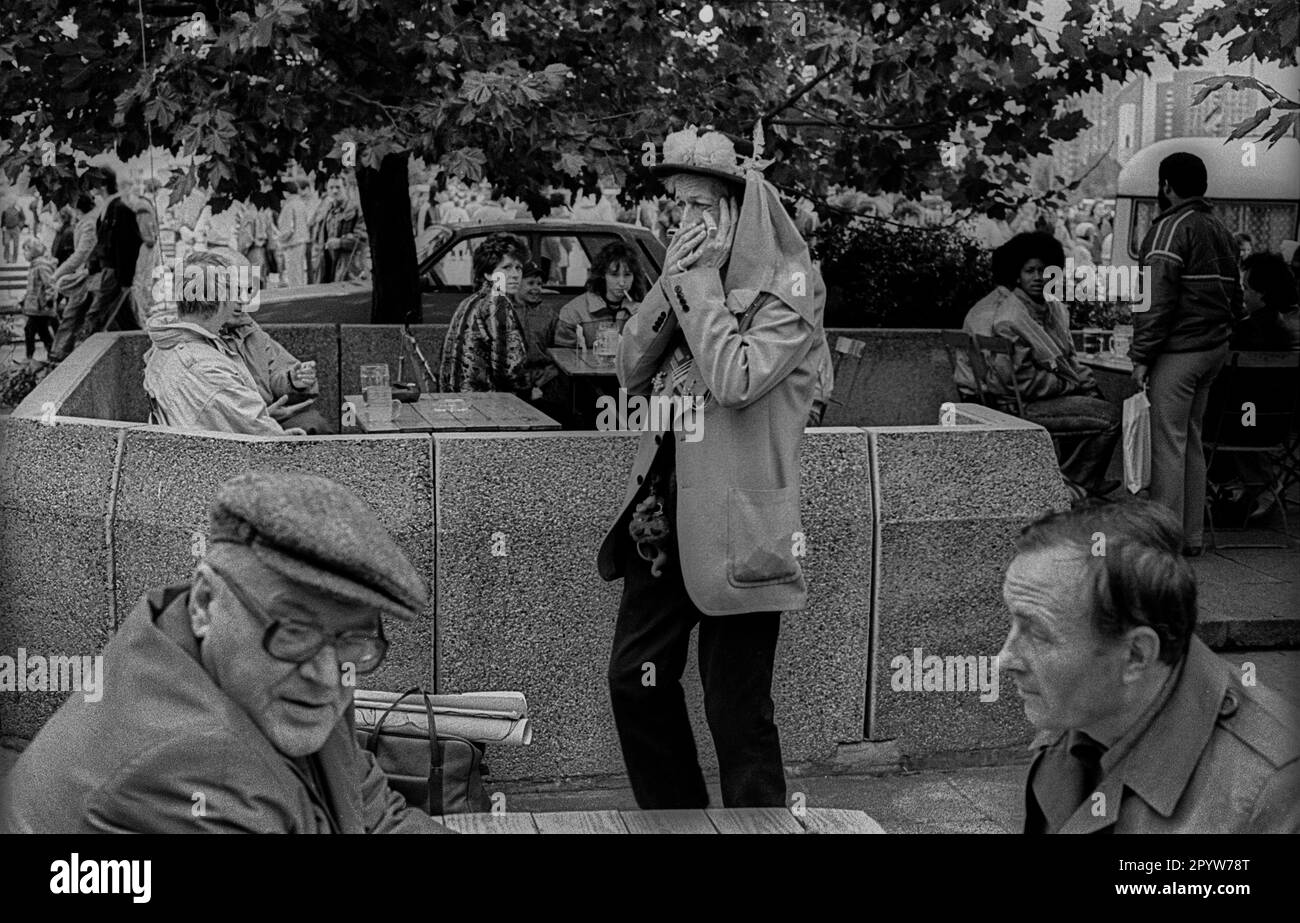 DDR, Berlin, 07.10.1988, die Nachtigall von Ramersdorf (Schauspieler Friedrich Steinhauer) mit Harmonica ..., 39. Jahrestag der DDR, 7. Oktober, 39. Republik, Alexanderplatz, [automatisierte Übersetzung] Stockfoto