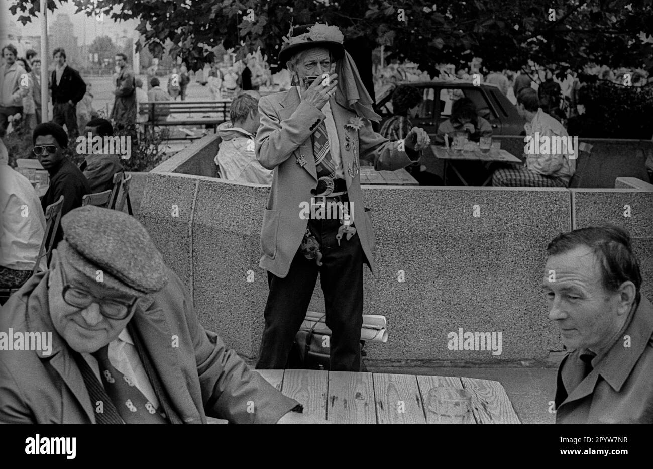 DDR, Berlin, 07.10.1988, die Nachtigall von Ramersdorf (Schauspieler Friedrich Steinhauer) mit Harmonica ..., 39. Jahrestag der DDR, 7. Oktober, 39. Republik, Alexanderplatz, [automatisierte Übersetzung] Stockfoto