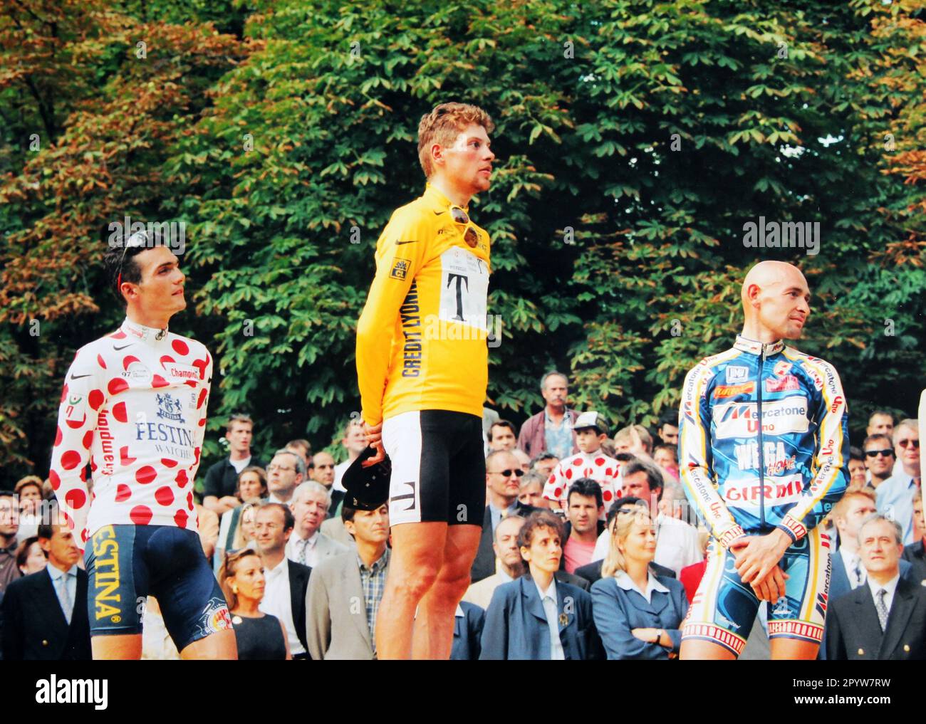 Richard Virenque, Jan Ullrich, Marco Pantani bei der Preisverleihung der Tour de France in Paris. [Maschinelle Übersetzung] Stockfoto