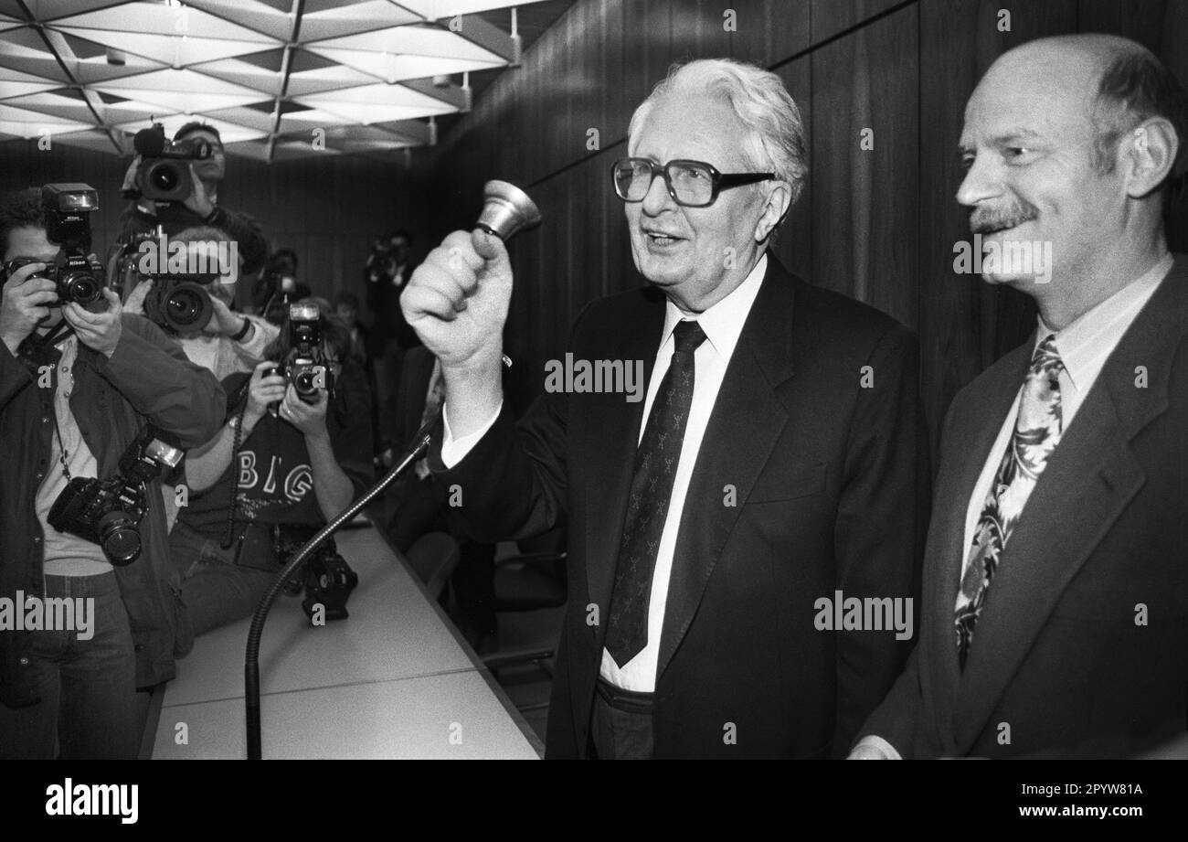 Deutschland, Bonn, 12.11.1991. Archiv: 29.-73-24. Sitzung der SPD-Fraktion Foto: Vorsitzender der SPD-Fraktion Hans-Jochen Vogel und Peter Treck [automatisierte Übersetzung] Stockfoto