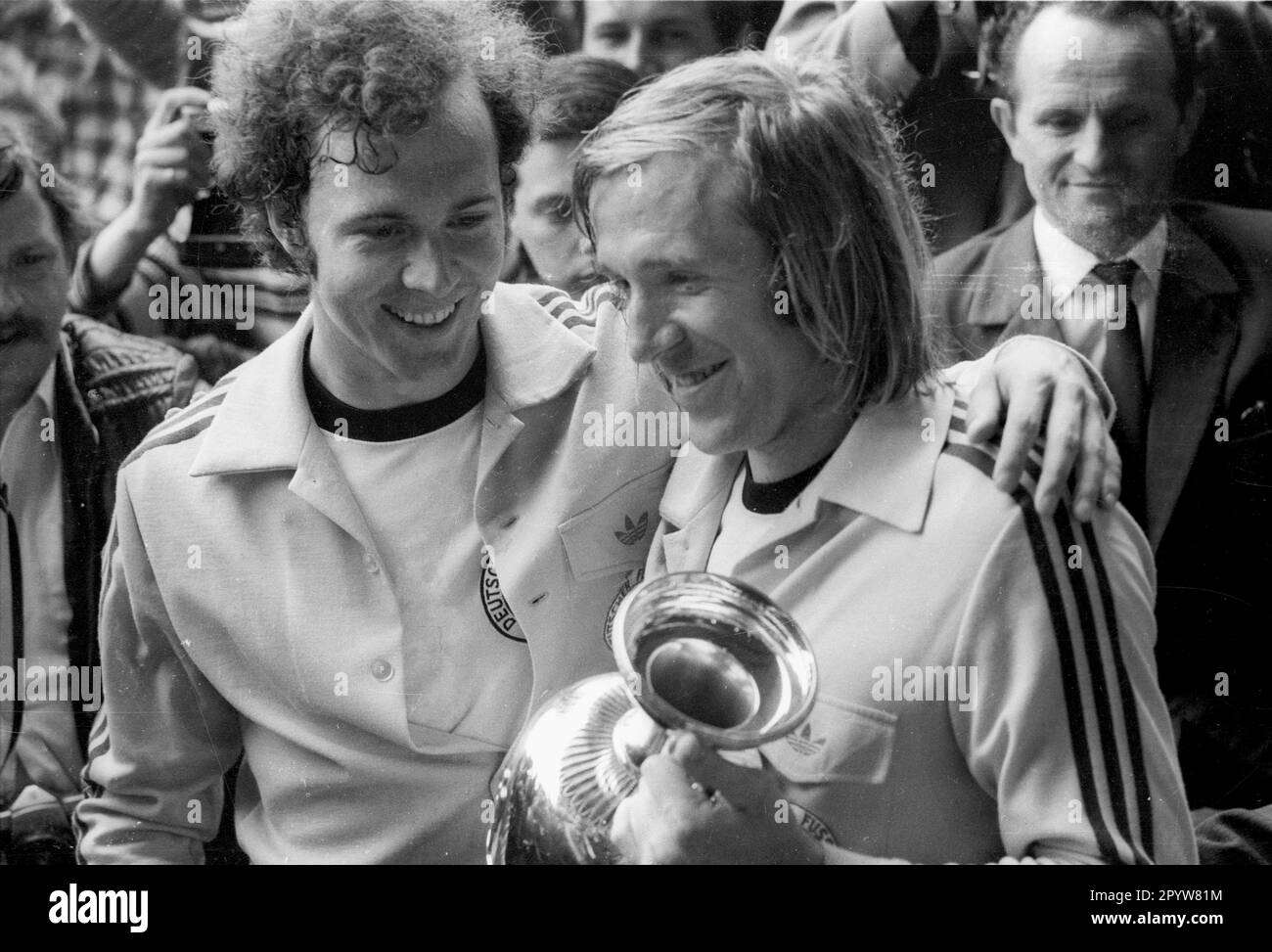 EM72 Finale Deutschland-Russland 3:0 in Brüssel 18.06.1972 Franz Beckenbauer und Günter Netzer mit Pokal [automatisierte Übersetzung] Stockfoto