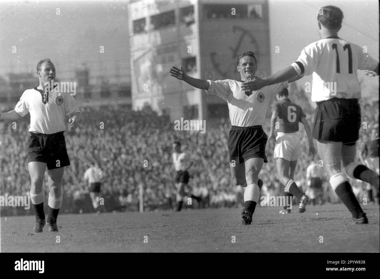 Schweiz - Deutschland 0:4 / 04.10.1959 in Bern / Deutsche Torfeier nach den 0:1 von links : Uwe Seeler , Albert Brülls und Torschütze Heinz Vollmar [maschinelle Übersetzung] Stockfoto