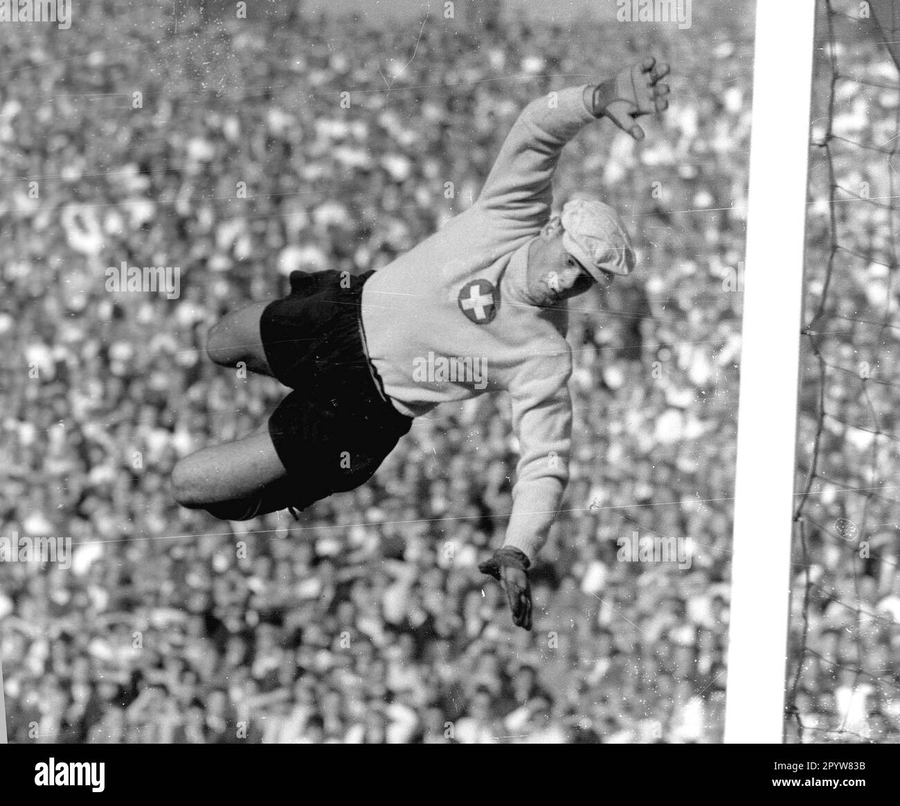 Schweiz - Deutschland 0:4 / 04.10.1959 in Bern / Torwart Karl Elsener (Schweiz) in Aktion , fliegt durch die Luft [automatisierte Übersetzung] Stockfoto