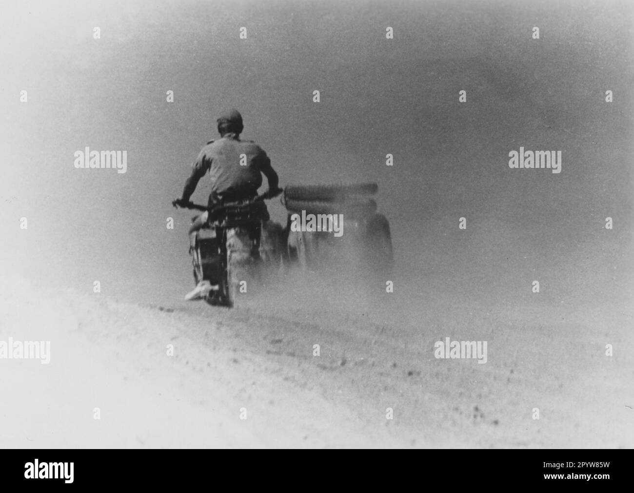 Fahrer mit Beiwagen in der Wüste. Foto: Ziock. [Maschinelle Übersetzung] Stockfoto