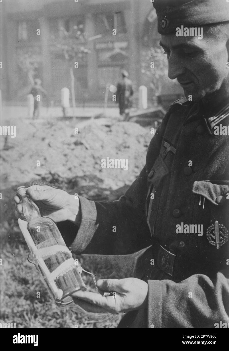 Ein Soldat überreicht dem Fotografen in einer Stadt in der Ukraine einen so genannten Molotow-Cocktail. Er trägt das Sportabzeichen der SA auf seiner Uniform. Foto: Funck. [Maschinelle Übersetzung] Stockfoto