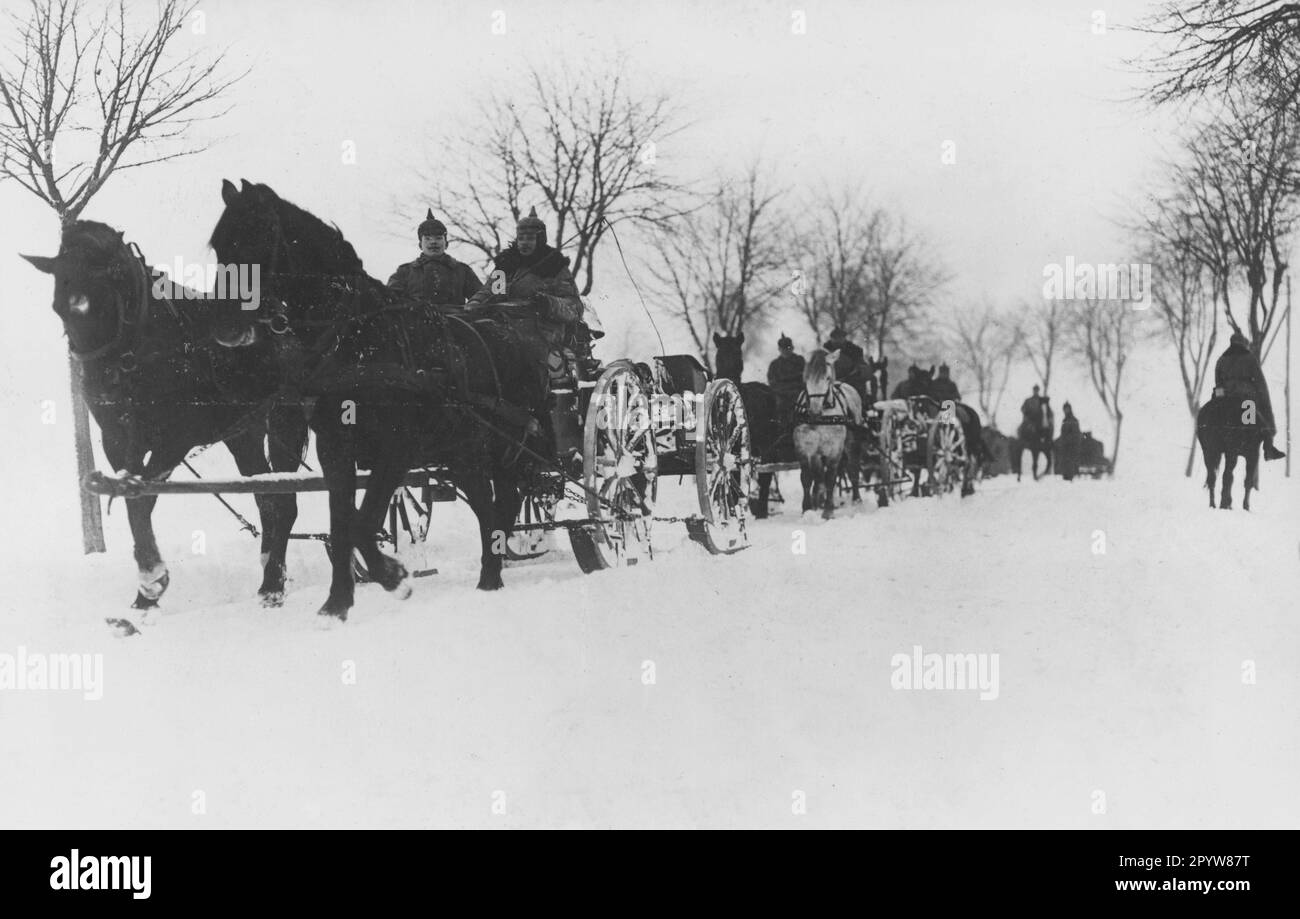 Deutsche Versorgungseinheiten setzen ihre Wagen auf Schlittenschienen für den Transport auf verschneiten Straßen. [Maschinelle Übersetzung] Stockfoto